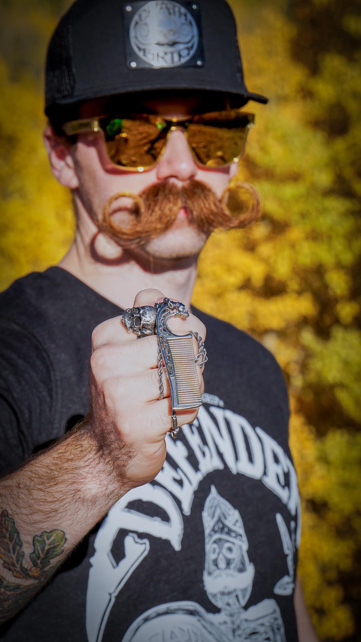 Peigne à moustache sur chaîne en acier inoxydable – Peigne double face pour homme, dents fines et larges pour un style précis de moustache – Durable, compact, facile à transporter, outil de toilettage