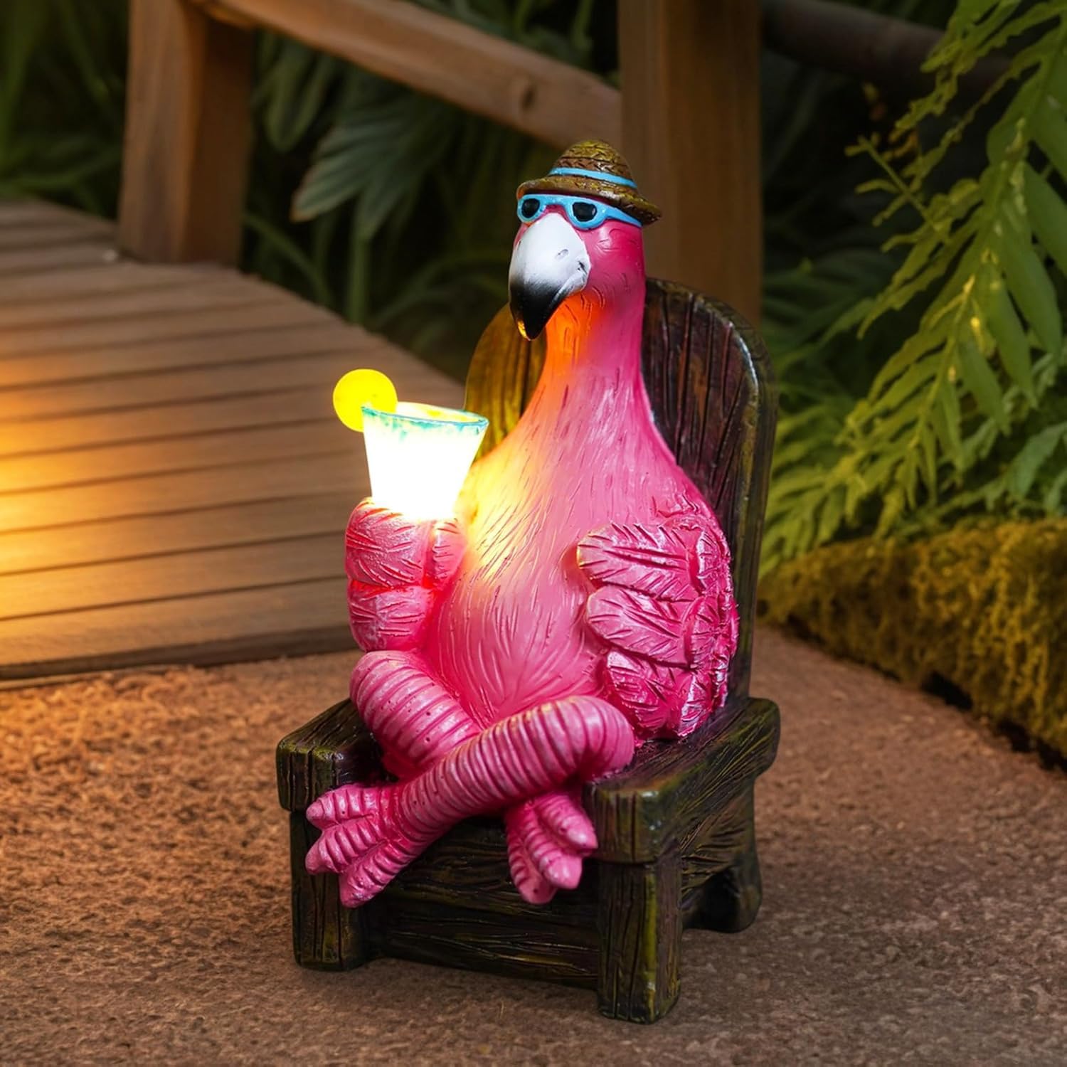 Yeomoo Rosa Flamingo Gartenfiguren Solar Gartendeko für Draußen: Lustige Flamingo Trinken auf dem Schaukelstuhl Deko für Wohnzimmer Garten Geschenke für Frauen Mama Geburtstagsgeschenk Balkon 13CM