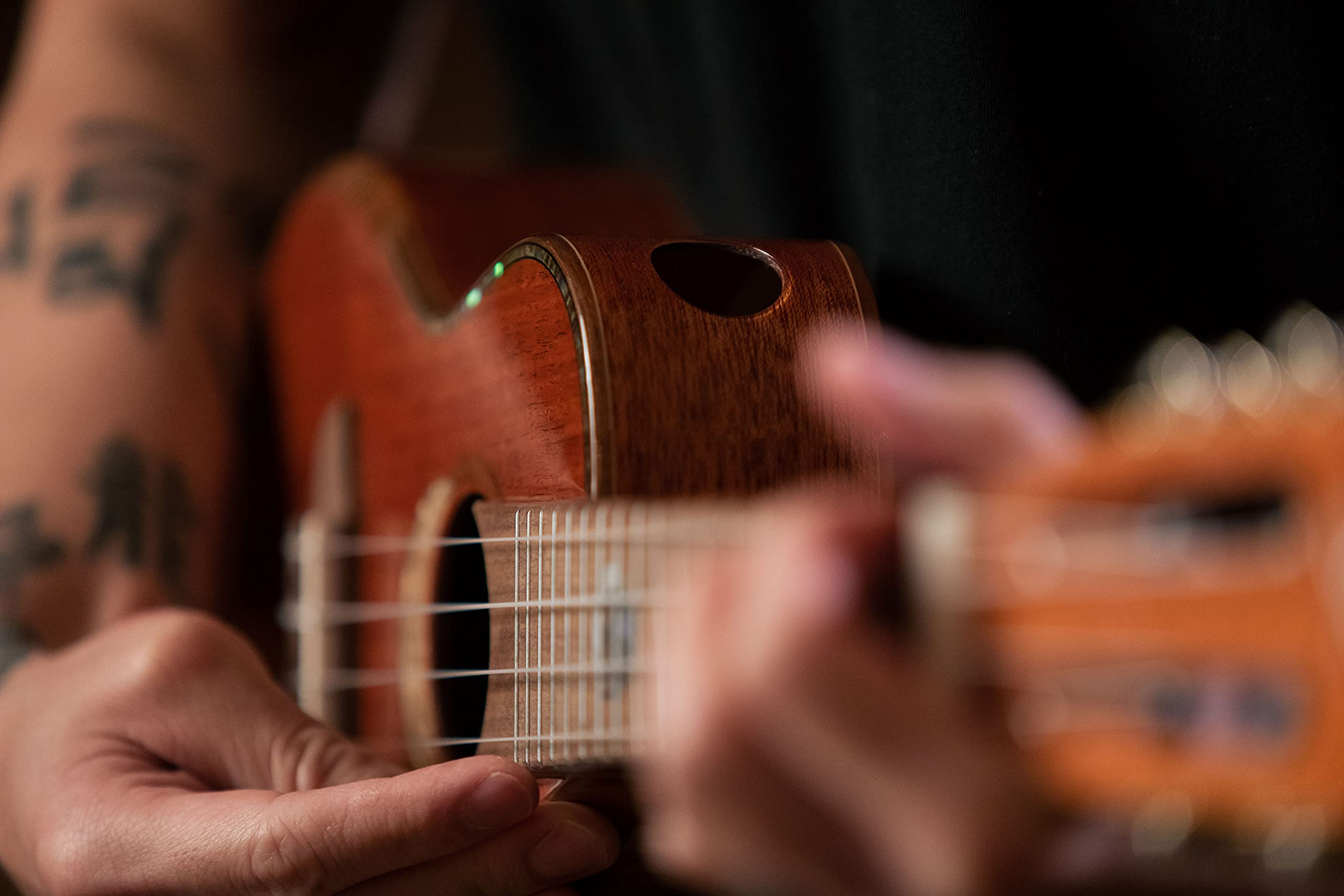 Ortega Guitars Ukulélé Concert Acoustique – 2 évents sonores – Série Custom Built – Avec Housse – Acajou, Naturel (ECLIPSE-CC4)