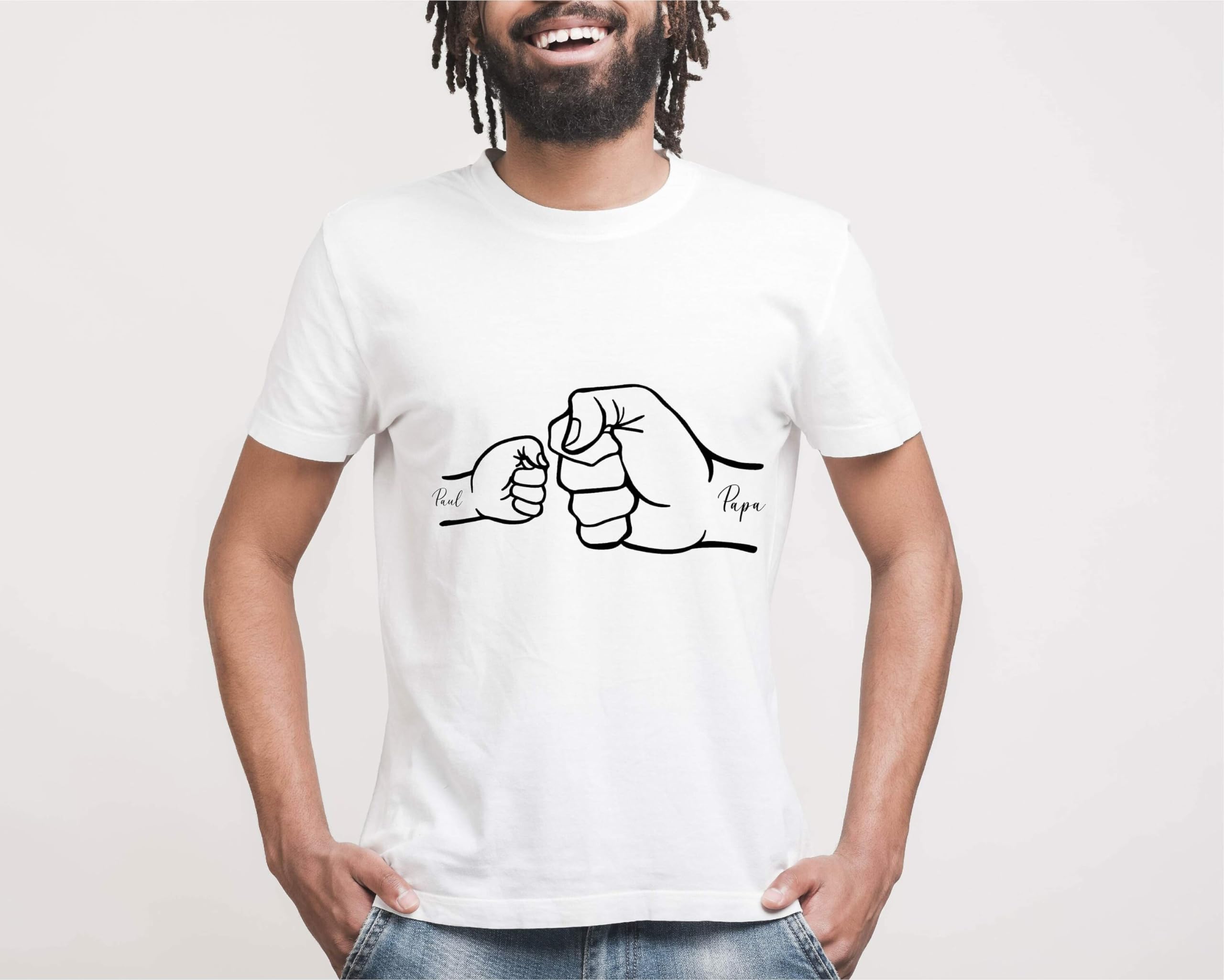 T-shirt Blanc Papa avec Poing de Papa et Poings d'Enfants Imprimés - Personnalisé avec Prénoms des Enfants - Cadeau Idéal pour la Fête des Pères - Disponible en S, M, L, XL, XXL