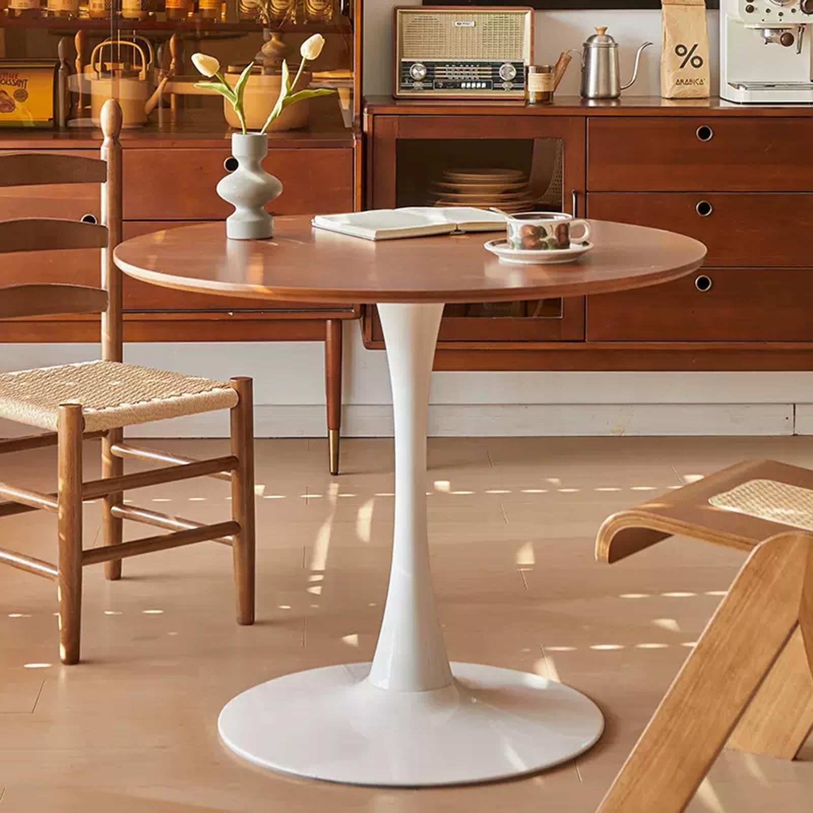 Table basse ronde en bois moderne pour un salon chaleureux