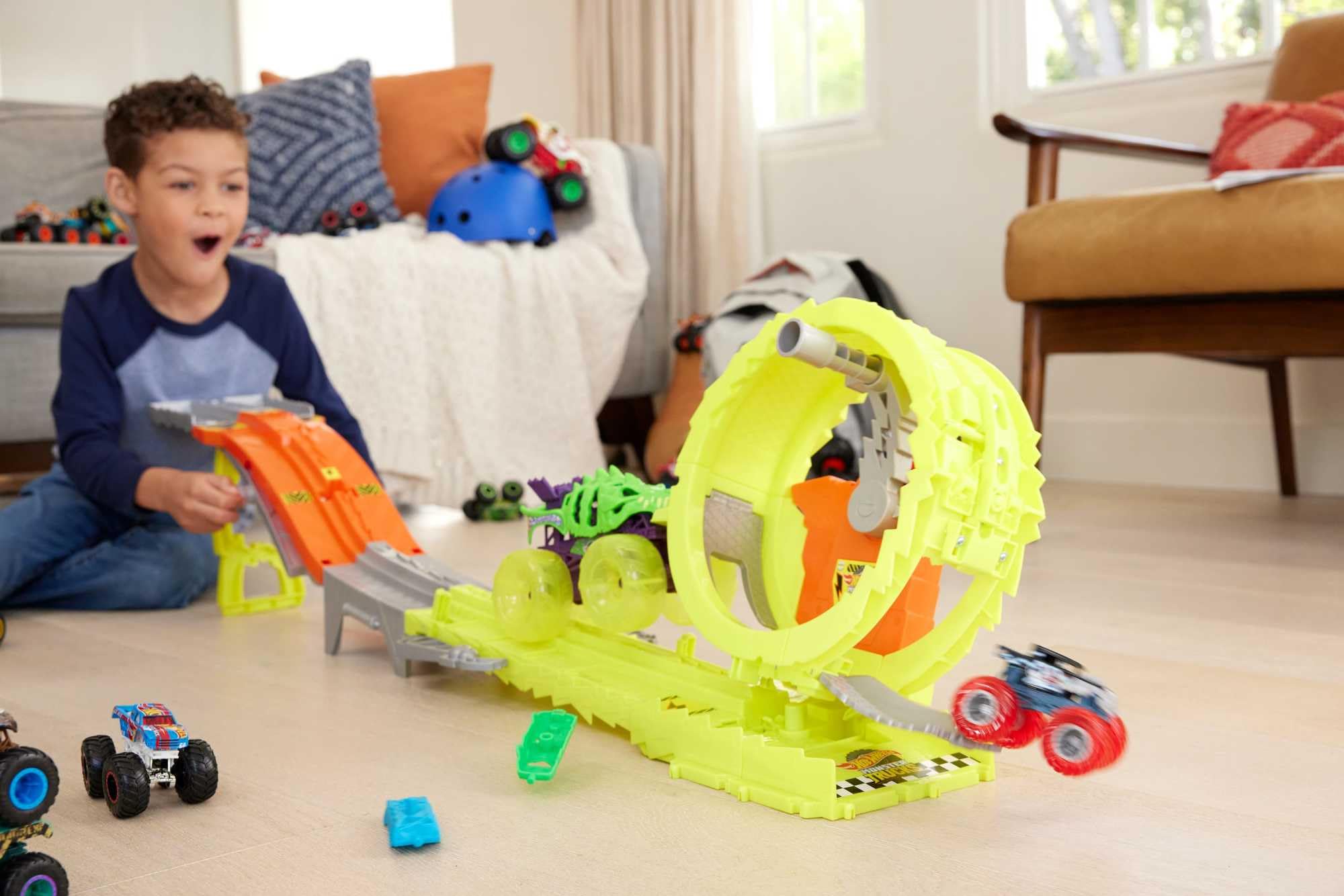 Hot Wheels Monster Trucks Défi Course Électrifiante Coffret Comprenant 2 camions, Un Skelesaurus surdimensionné et Un Bone Shaker à l’échelle 1/64, Course Poursuite avec 2 Voitures broyées, HYT07