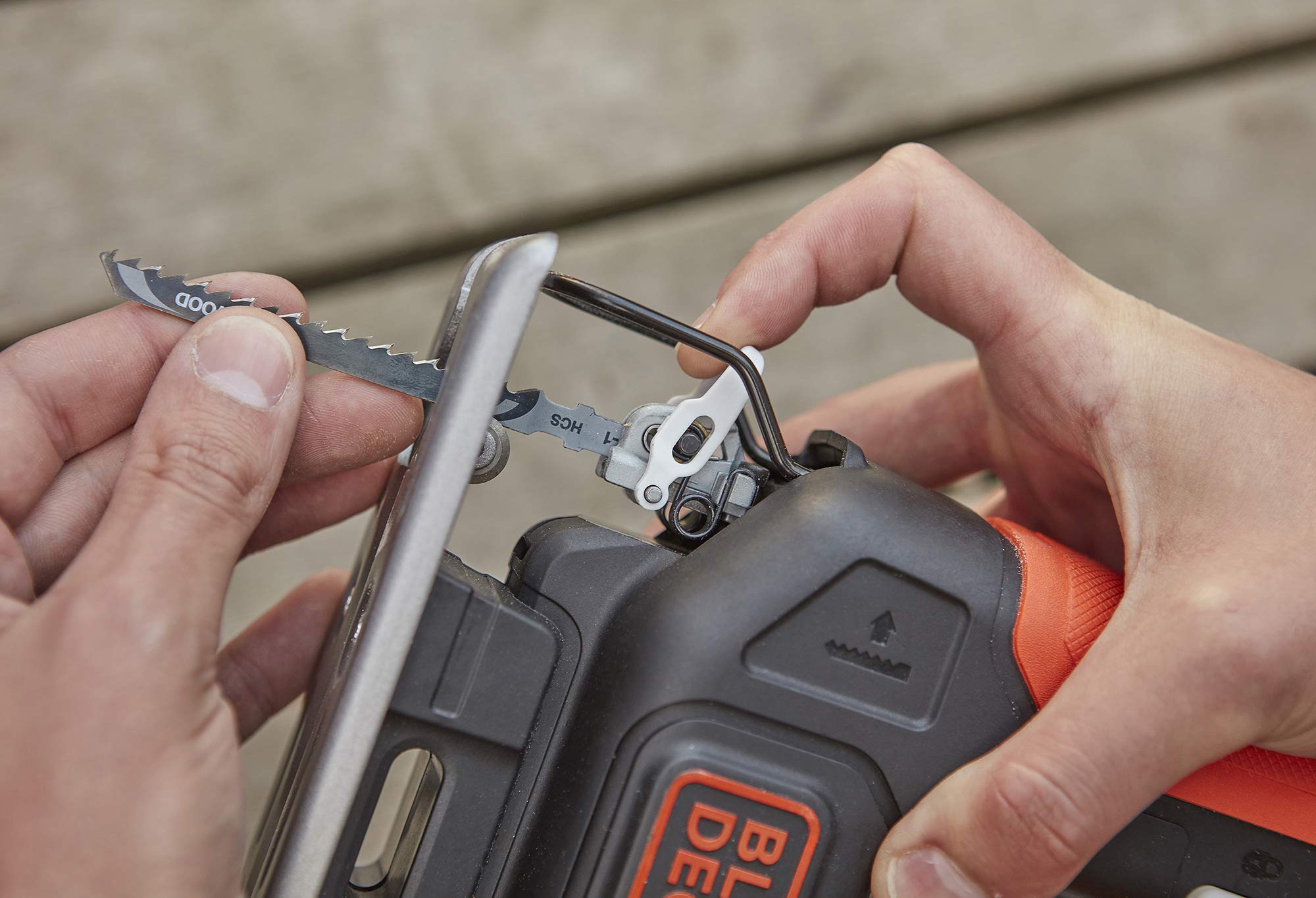 BLACK+DECKER BDCJS12N-XJ - Sierra de calar sin cable 12V, Profundidad de corte: 16mm, Madera: 52mm - Metal: 5mm - Aluminio: 17mm, 1 hoja para madera, Negro/Naranja, No incluye cargador ni batería