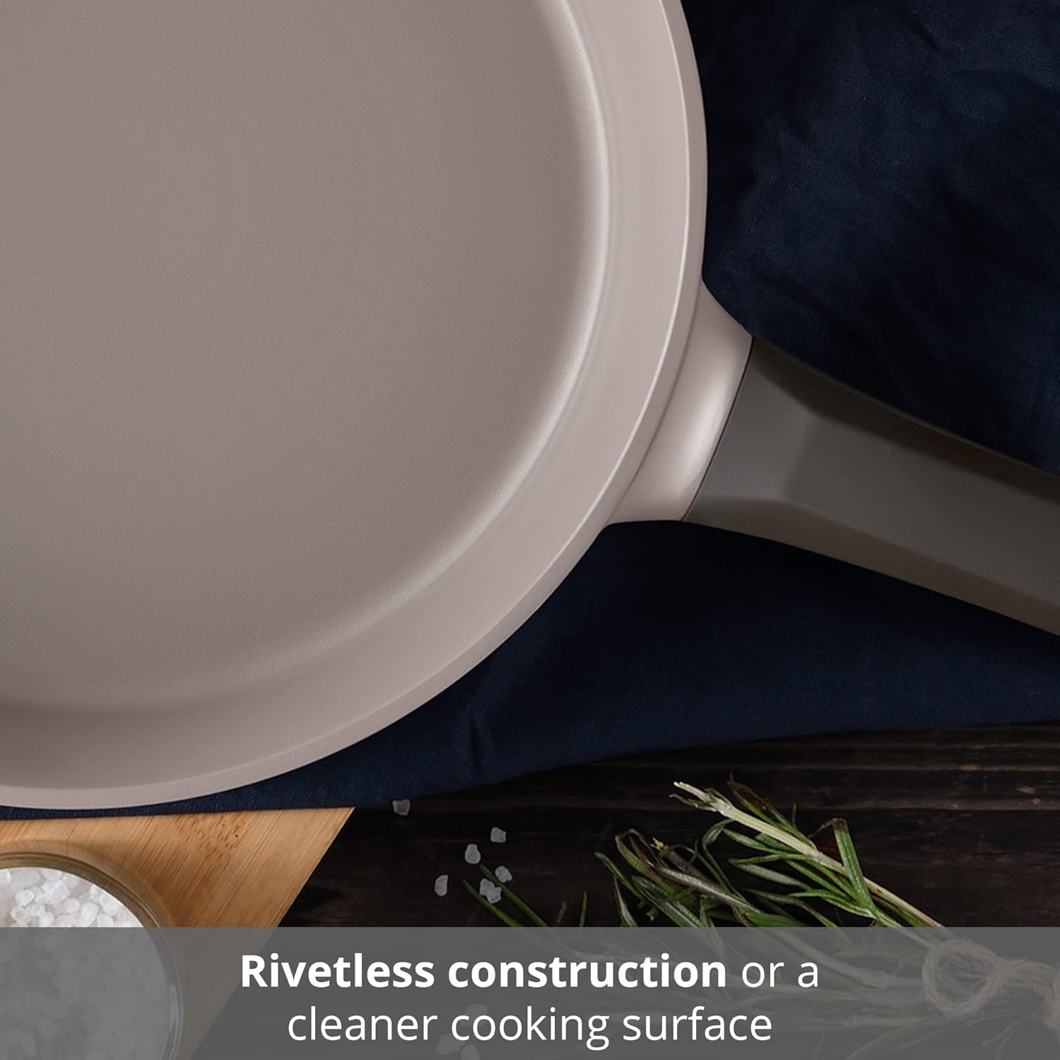 Close-up of MasterPRO pan handle and interior showing rivletless design