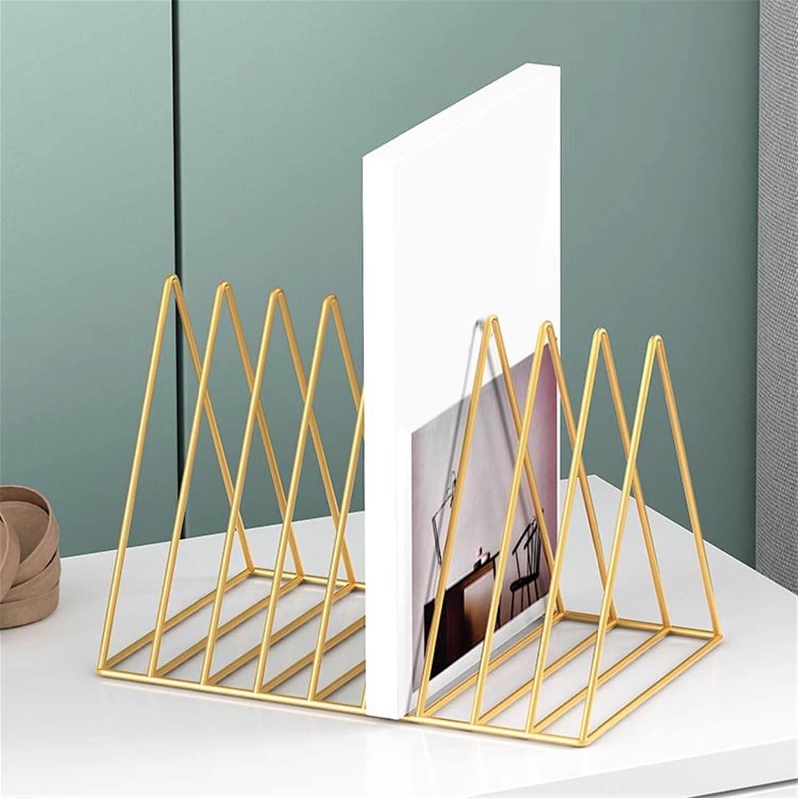 Porta CD in metallo triangolare per casa, ufficio o hotel, design minimalista per organizzare album e dischi, soluzione di archiviazione robusta ed elegante