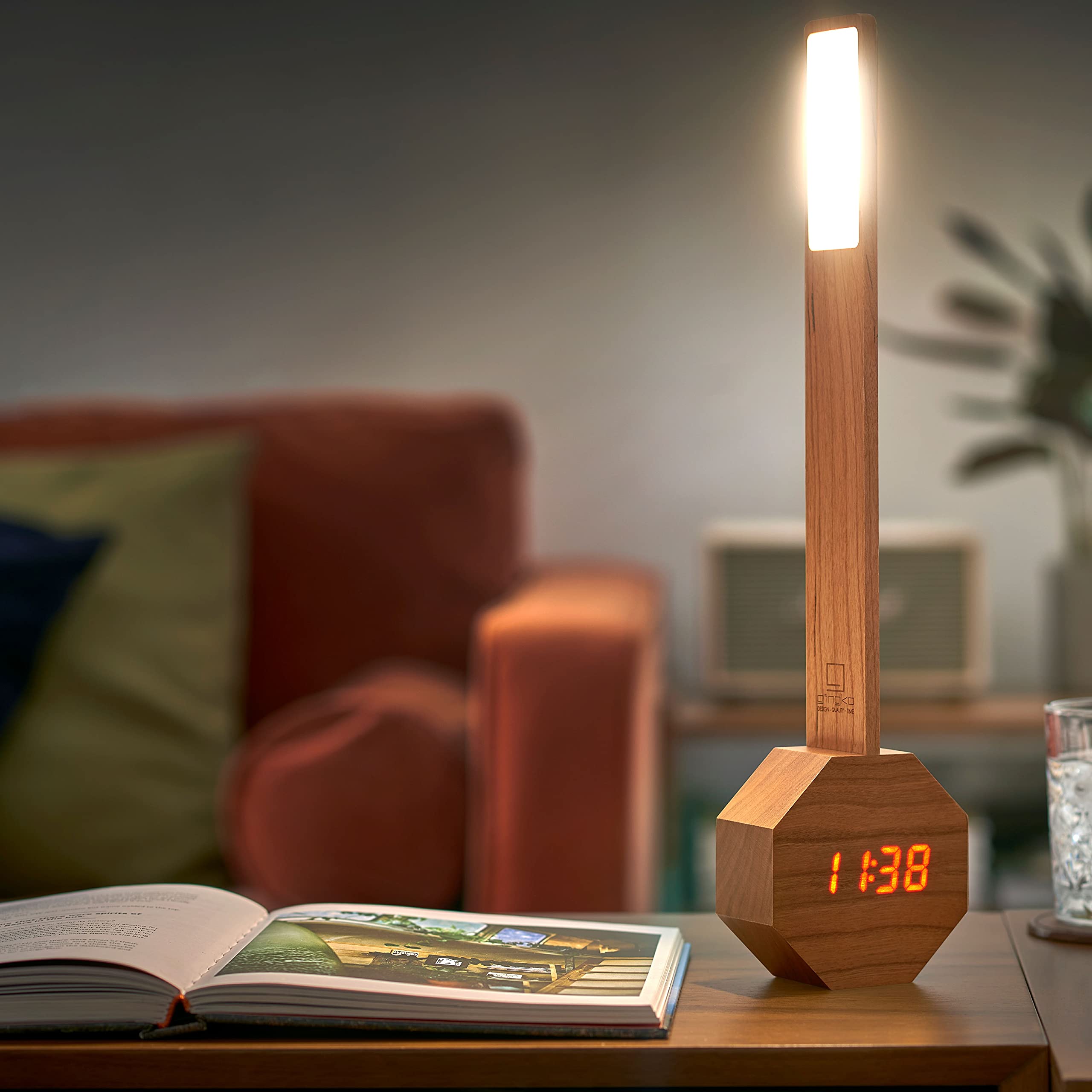 Gingko Octagon One Plus Wiederaufladbare LED Wecker Schreibtischleuchte aus nachhaltigem Naturholz, Kirsche