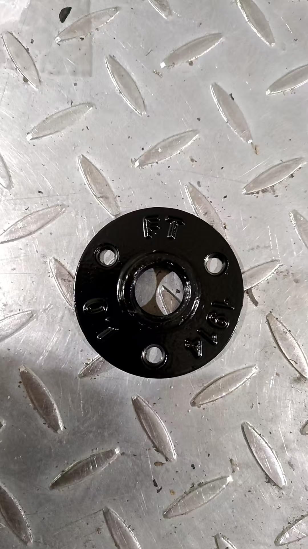 Estante de pared circular industrial rústico con soporte de tubería y función de engranaje de madera para organización de papel higiénico y toallas (B)