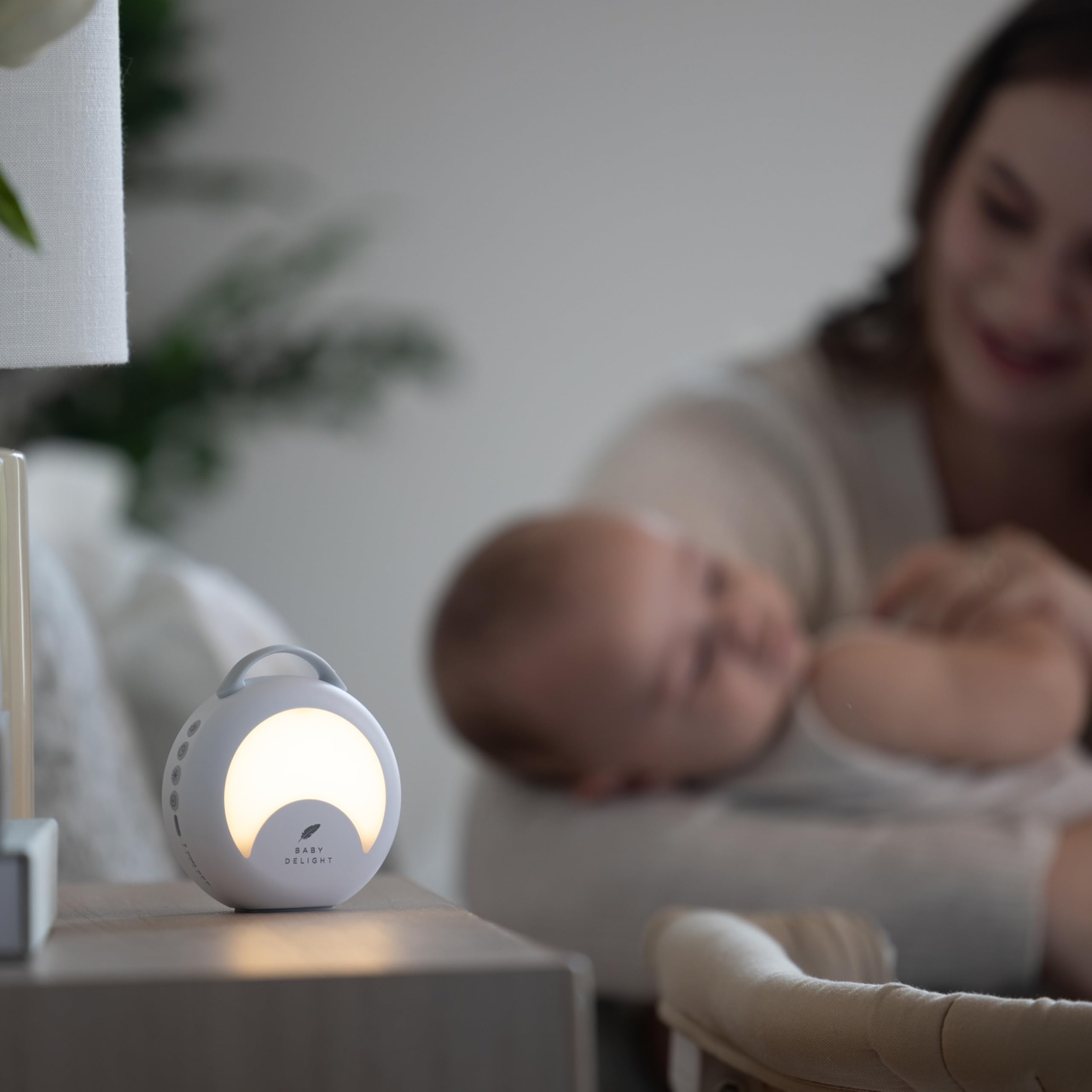 Baby Delight Tautropfen-Soundmaschine, tragbare Baby-Geräuschmaschine und Reise-Nachtlicht, 30 Schlafgeräusche, Schlaflieder, Naturgeräusche, weißes Rauschen und mehr, 8 Lichtfarben