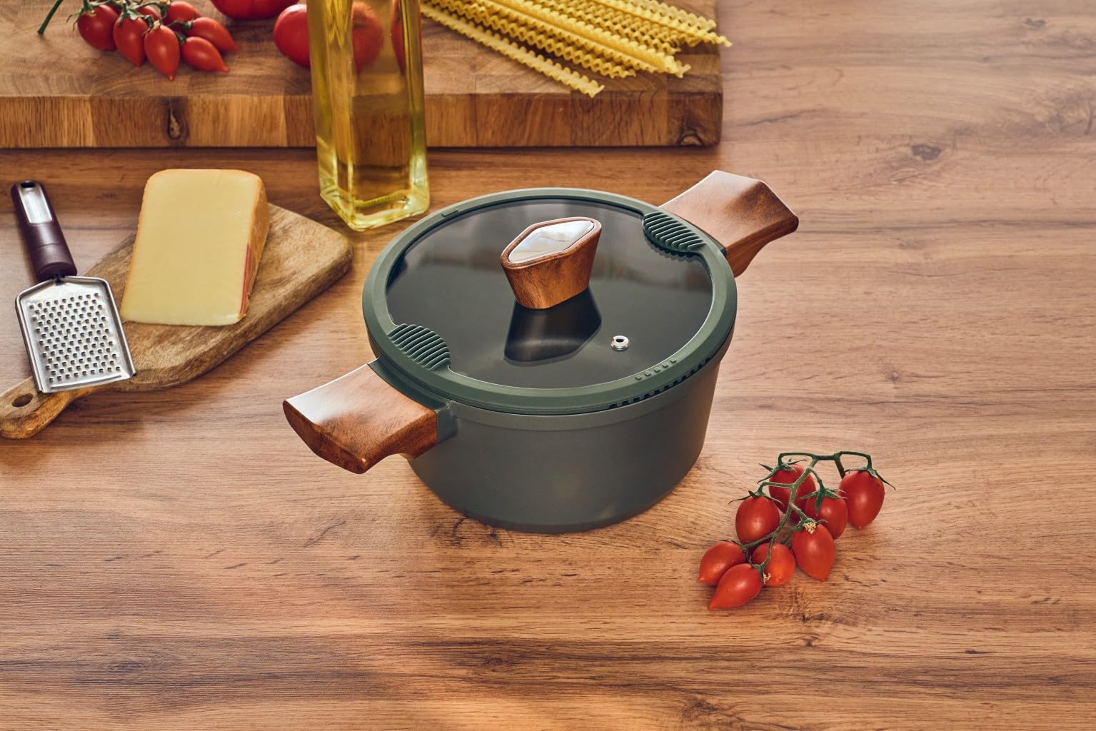 RESTO Olla con tapa de cristal antiadherente de 2,6 l, cacerola de 20 cm de aluminio con tapa, incluye borde de silicona y desagües de doble cara, olla, olla de cocina, para todo tipo de fuegos