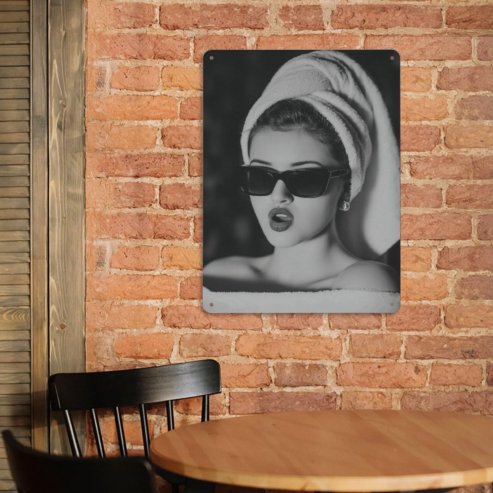 Rucatto El póster cuenta con una mujer elegante con gafas de sol y con una toalla envuelta alrededor de su cabeza. Moderno póster de metal para decoración de pared del hogar, 40 x 30 cm
