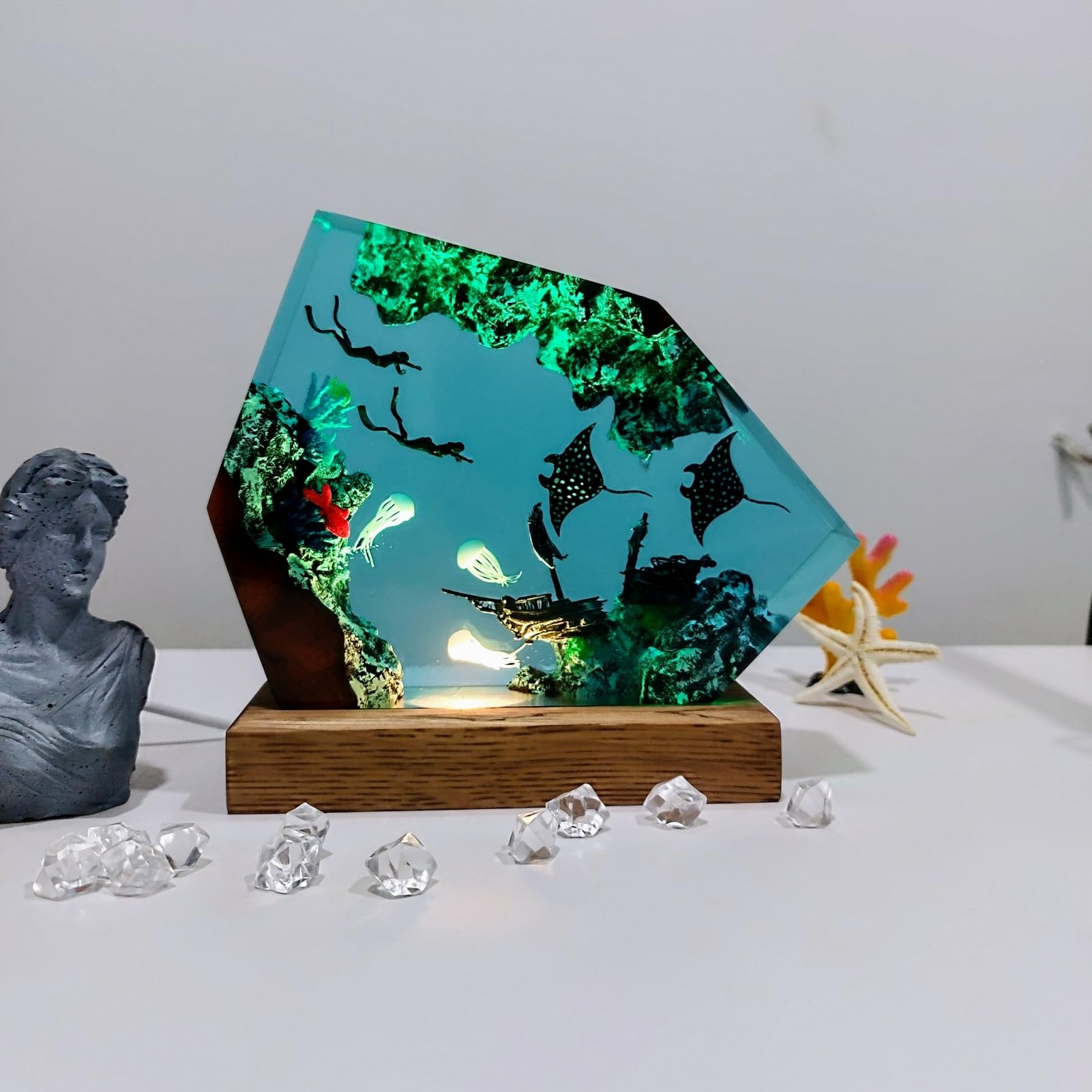 Drawelry 3D Harz Ozean Nachtlicht Ornamente mit Holz Sockel Mehrfarbige LED Tischlampe, Epoxidharz Marine Wal Hai Taucher Mini Ozeanarium für Wohnzimmer Schlafzimmer Kinderzimmer Deko Geschenk (B6)