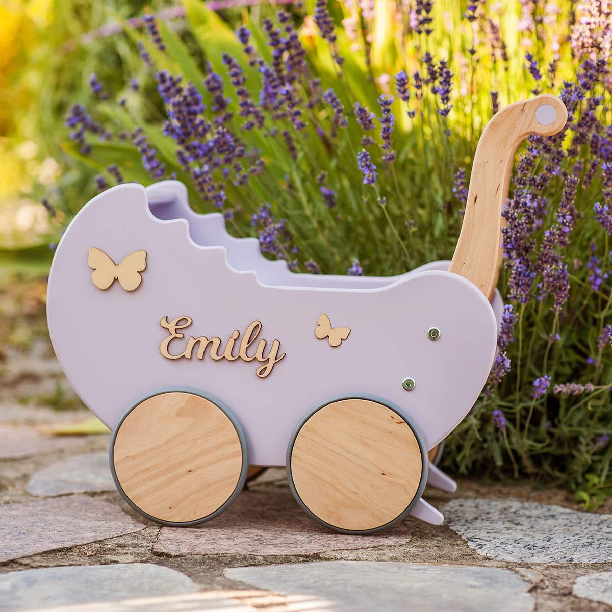 Puppenwagen ab 1 Jahr - Individuell mit Namen - Handgefertigter Puppenwagen - Holzpuppenwagen - Sicher Abgerundete Kanten - Ausdrucksstarke und Schöne Farben (Lavendel)