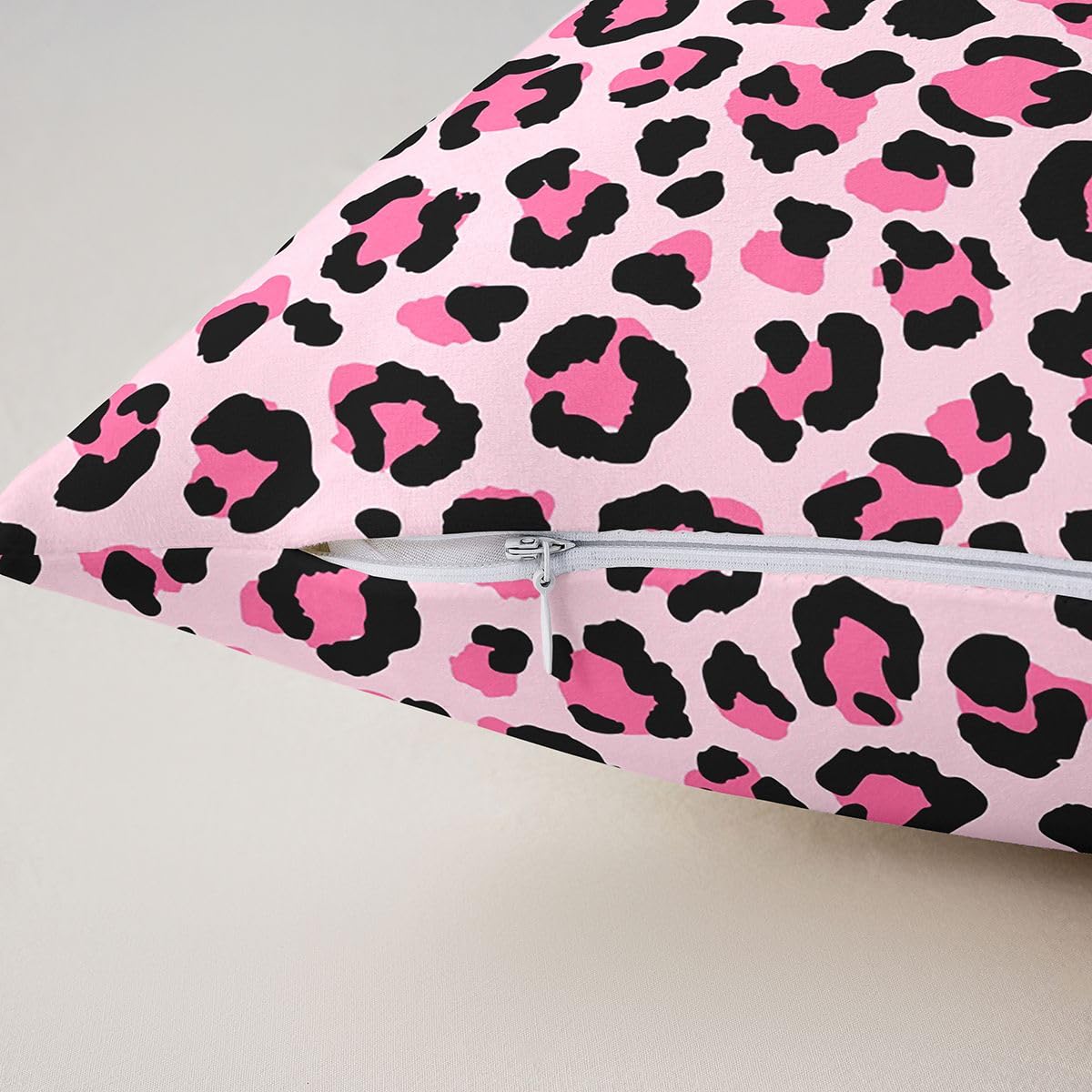 Loussiesd Juego de 4 fundas de almohada decorativas de leopardo rosa y negro de 50 x 50 cm, con lazo de coqueta, para sofá, cama, funda de cojín con lazo de guepardo, decoración del hogar