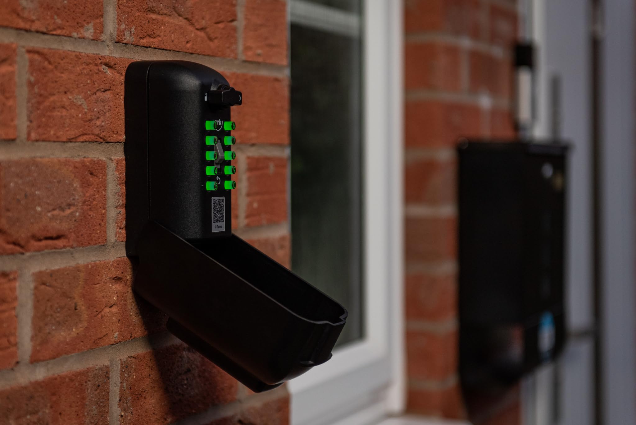 ark Tamo Pro - Caja de seguridad para llaves de pared para exteriores, con botones multipulsadores iluminados, caja de seguridad con combinación de código de 9,7 m, ideal para el hogar, Airbnb y