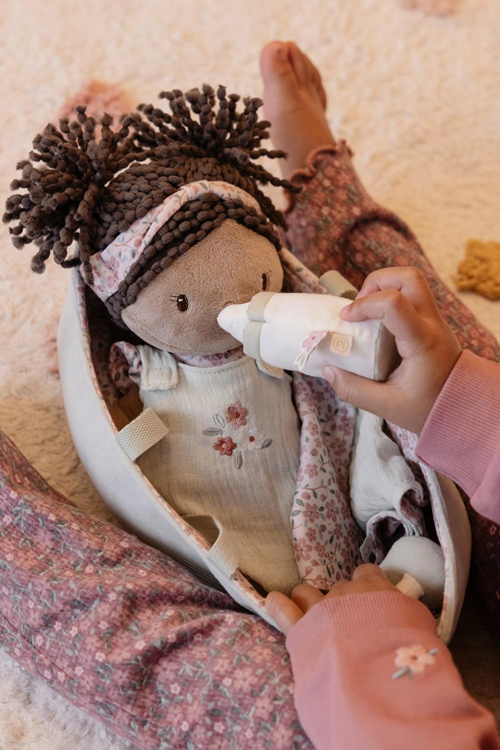 Little Dutch Stoffpuppe Babypuppe Evi im Tragekorb - mit magnetischem Schnuller und Trinkflasche - inklusive viel Zubehör - für Mädchen ab 12 Monate - Mint | Babypuppe mit magnetischem Schnuller und Trinkflasche, für Mädchen ab 12 Monate