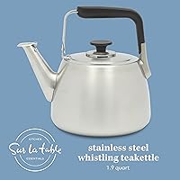 Vista 2 de Sur La Table Kitchen Essentials Tetera Silbadora de Acero Inoxidable Cepillado de Calibre Pesado de 2 Qt - Tetera Duradera para Estufa