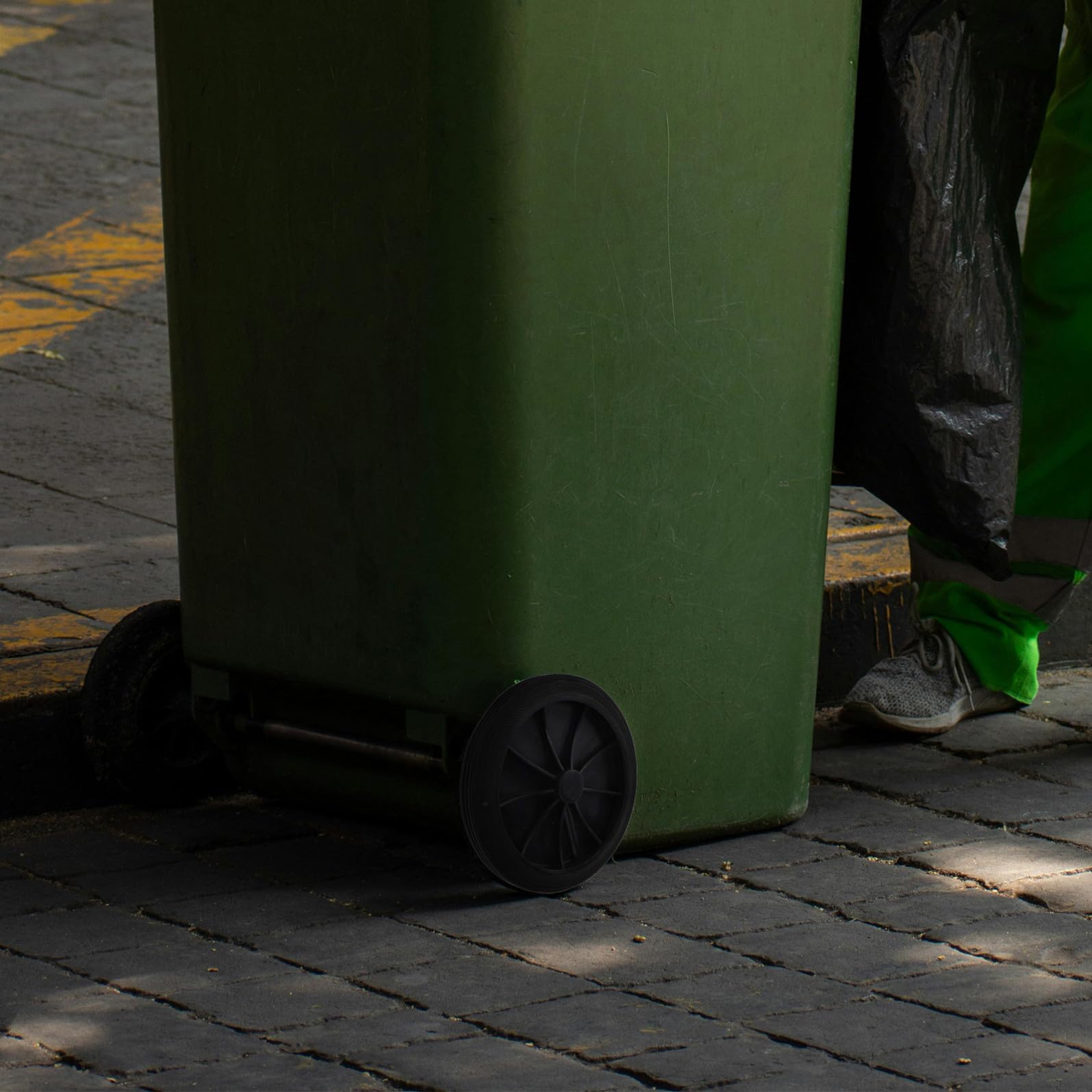 POPETPOP Ruote di Ricambio in Plastica Nera 2 per Bidoni della Spazzatura da 2,3 Cm, Facili da Sostituire per Bidoni e Carrelli Porta Immondizia