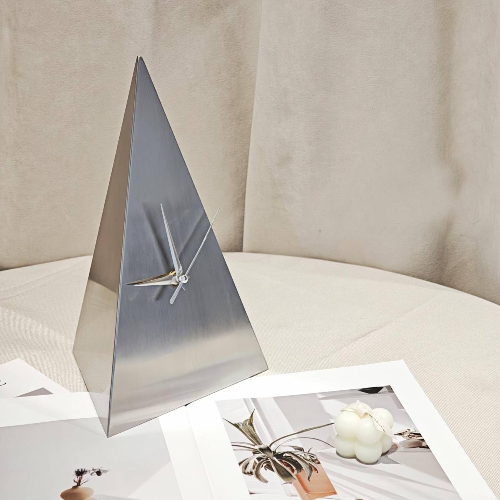 Metall Tischuhr europäischer Stil Standuhr poliert Metall-Standuhr für Wohnzimmer, Musterzimmer, S Triangle Mirrored