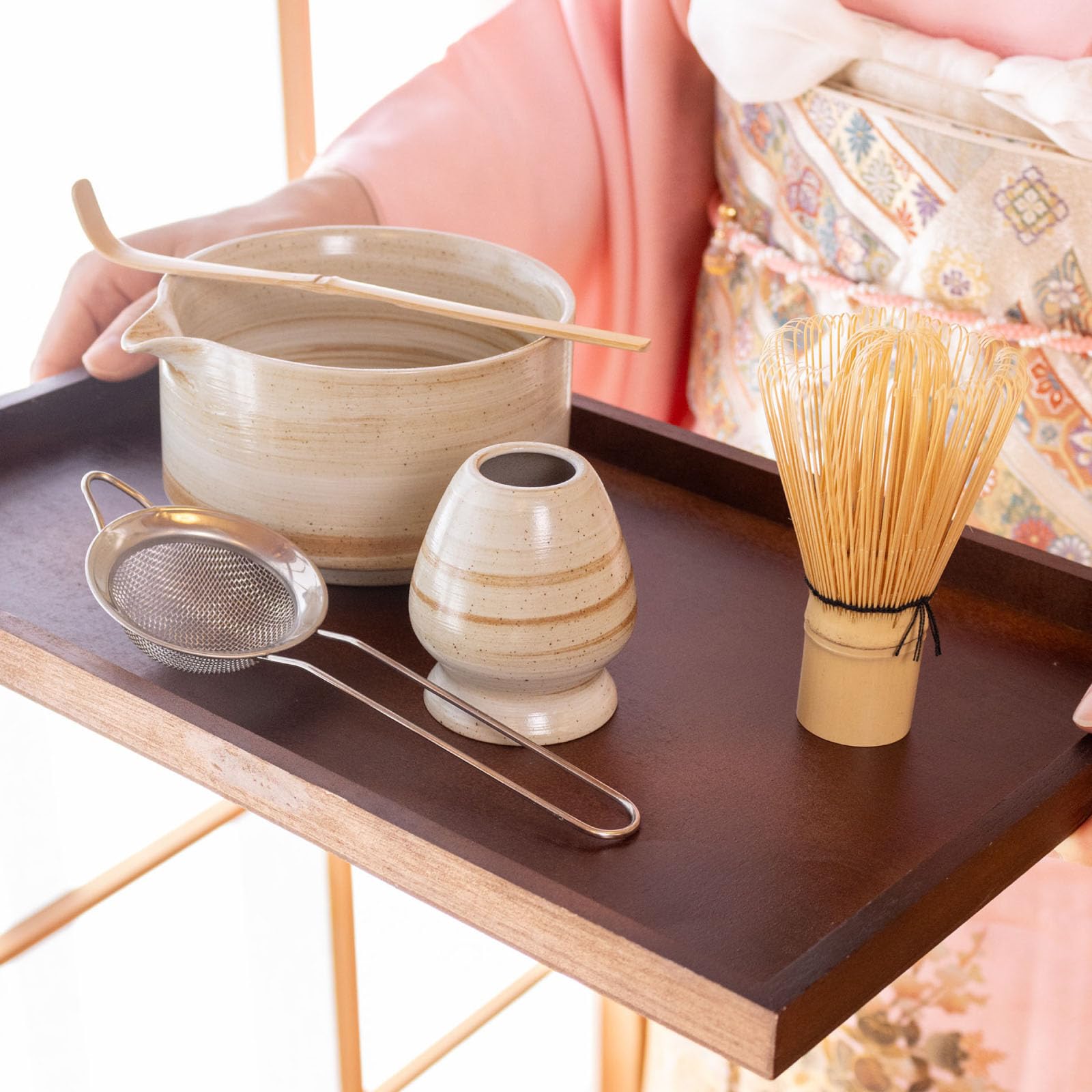 HIBINO Japanisches Matcha Set – Matcha Schale mit Ausguss, Matcha Besen & Halter, Bambus Löffel & Edelstahl-Sieb – 5-teilig – Traditionelles Matcha Kit – Design aus Japan – „Rustikales Beige“