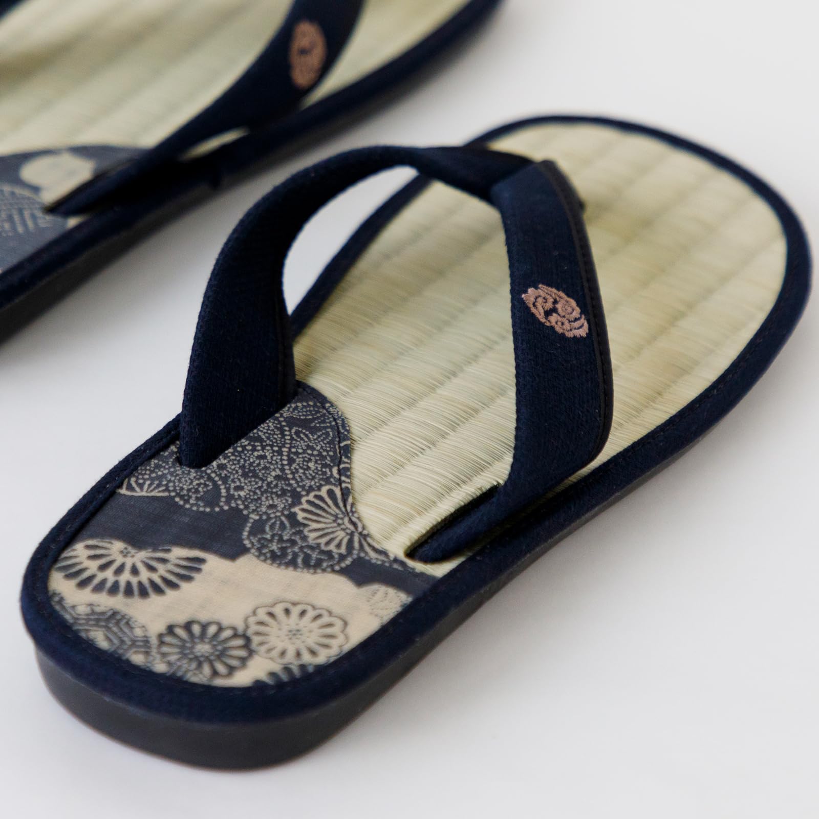 Sandales Traditionnelles Japonaises Asayu en Igusa, Fabriquées au Japon, Tatami Zori, Absorbantes et Désodorisantes - Motif Mosaïque, Taille Homme EU 39 à 42.