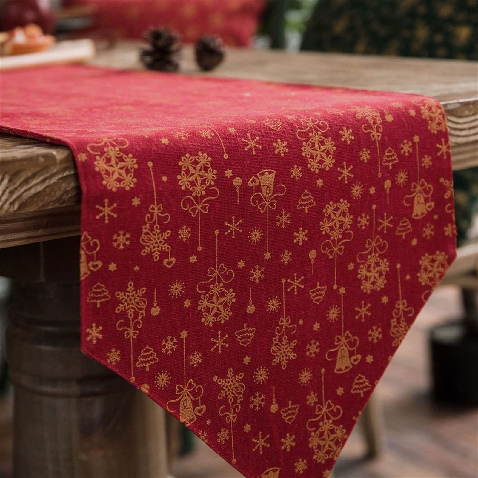 Chemins de table simples faits main et décorations de Noël pour maison