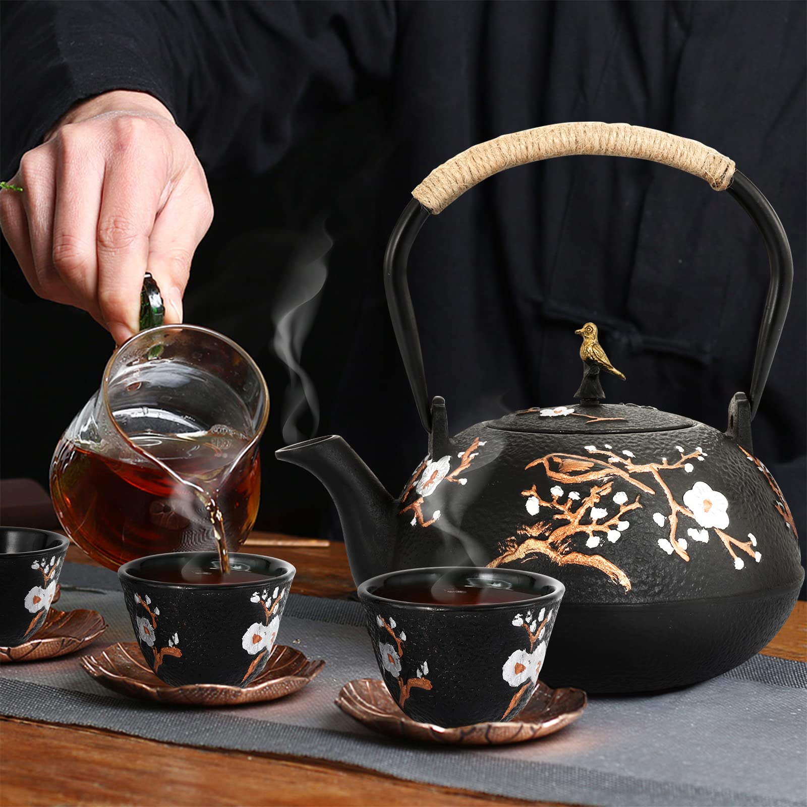Dyna-Living Teekanne Gusseisen Set, Japanische 1,2 Liter Gusseiserne Teekanne 4 Teebecher, Basis, Edelstahl Sieb, Holzgriff Clip, Handbemaltes Elsternmotiv, Schwarz