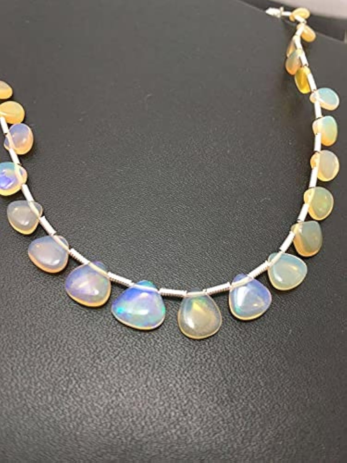 Perles opale d'Éthiopie en cœur, le choix idéal pour un bijou cadeau unique
