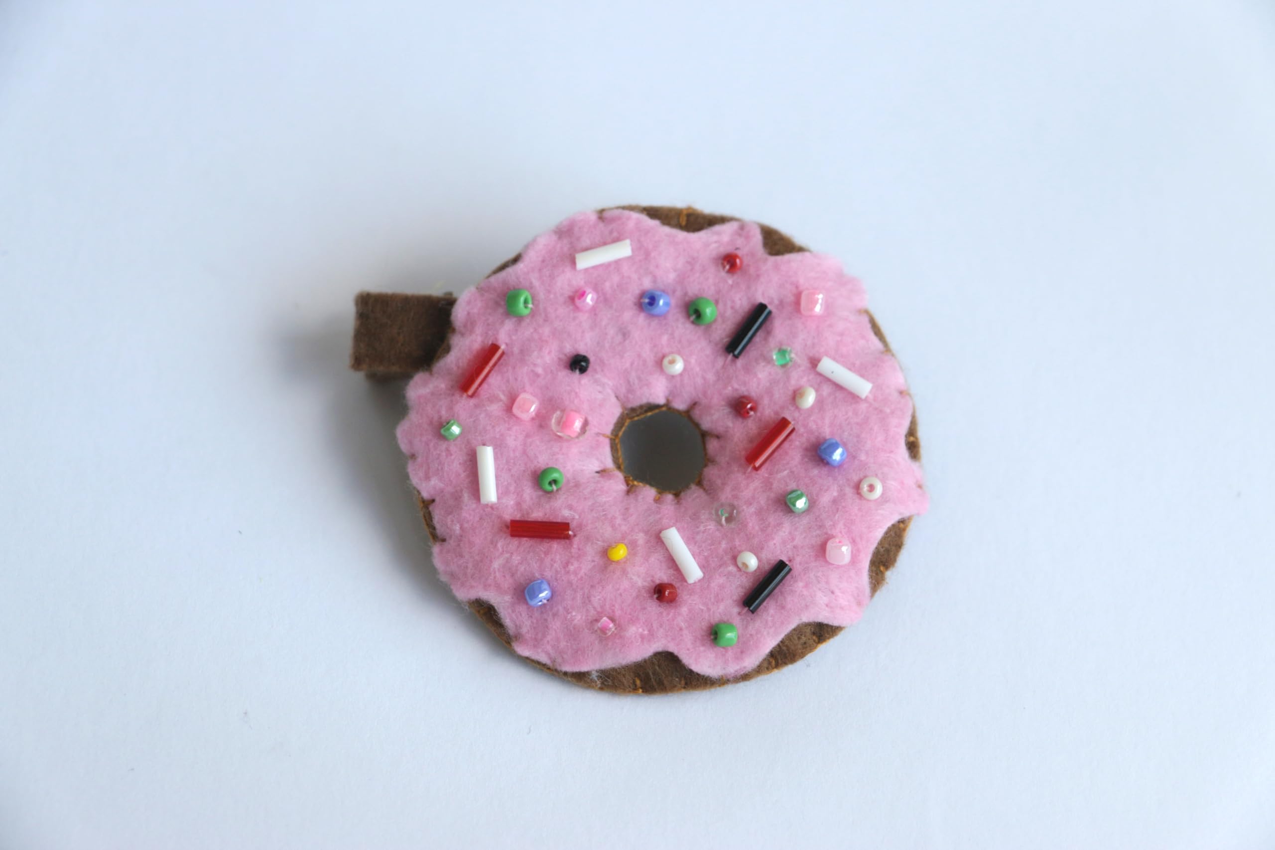 Mujoy Handmade El Yapımı Keçe Donut Figürlü Klips Saç Tokası, Pembe, Boncuk Süslemeli, Tüm Saç Türleri