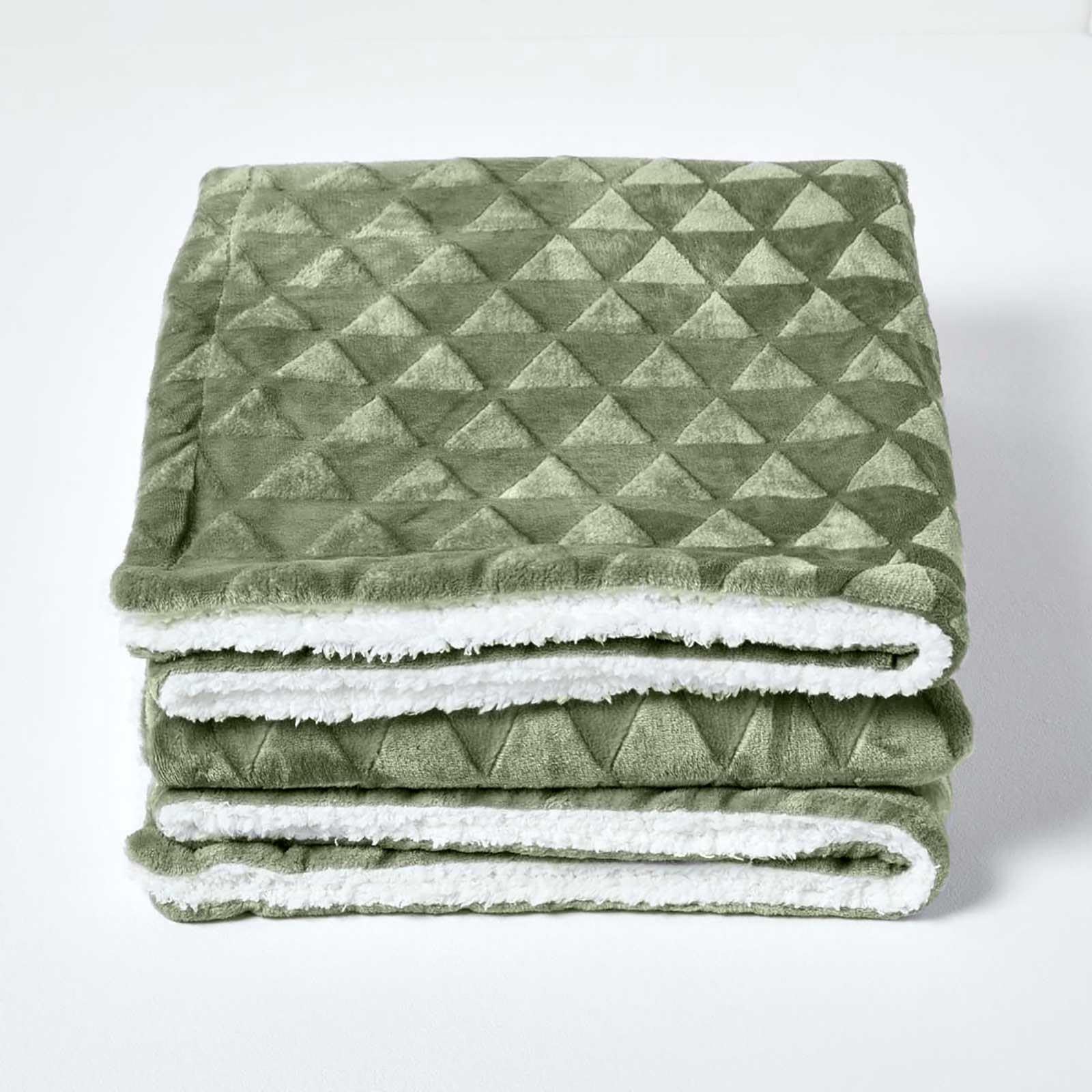 Homescapes Samt Kuscheldecke Salbei 200x230 cm, Sherpa Fleece Wohndecke Felloptik, grüne Tagesdecke geometrisch Gemustert