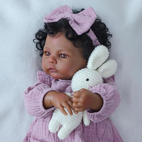 Miniatura 7 de WOOROY Muñecas realistas Reborn Baby Girl  Muñeca afroamericana recién nacida de 18 pulgadas, cuerpo de tela suave hecha a mano realista con