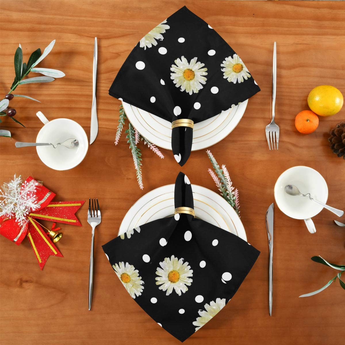 Elle Plie Une Serviette De Table... Sa Création Finale Est Vraiment