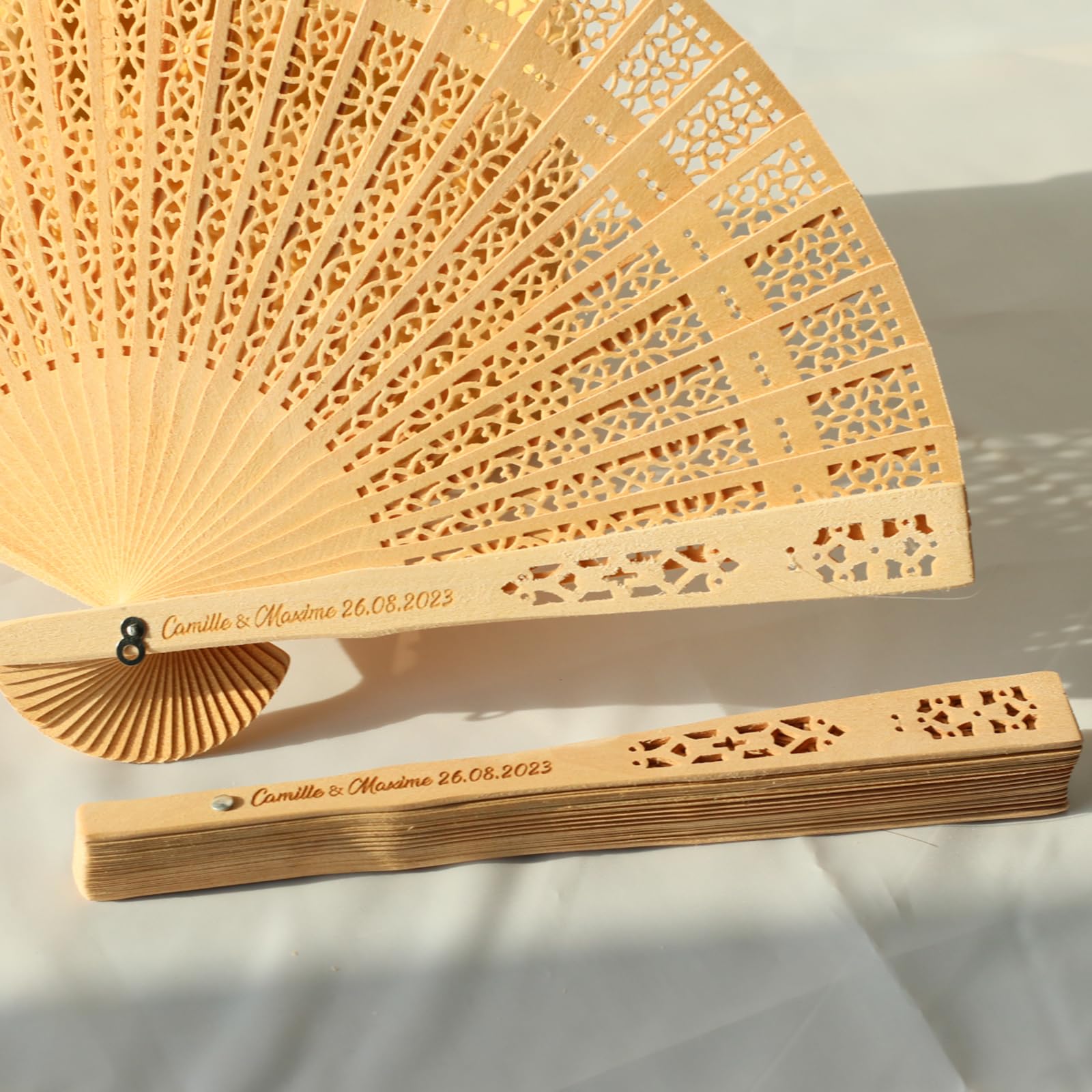 Éventails de mariage personnalisés en bois pour une cérémonie d'été en plein air