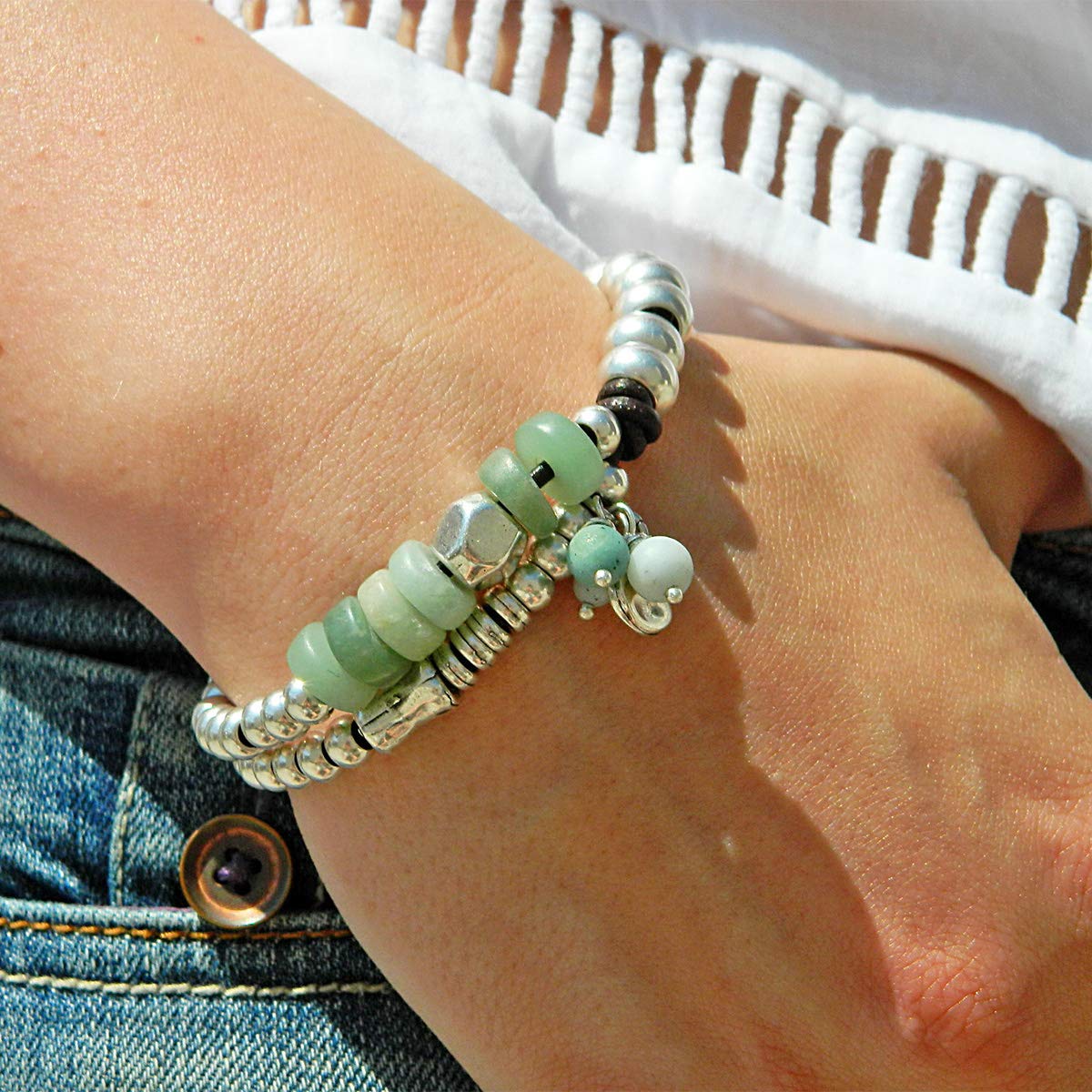 Pulsera hecha a mano con "Aventurina" y "Amazonita", en cuero genuino y cuentas de zamak, por IntendenciaJewels - Pulseras de piedras naturales - Pulseras Amazonita - Pulseras de cuero