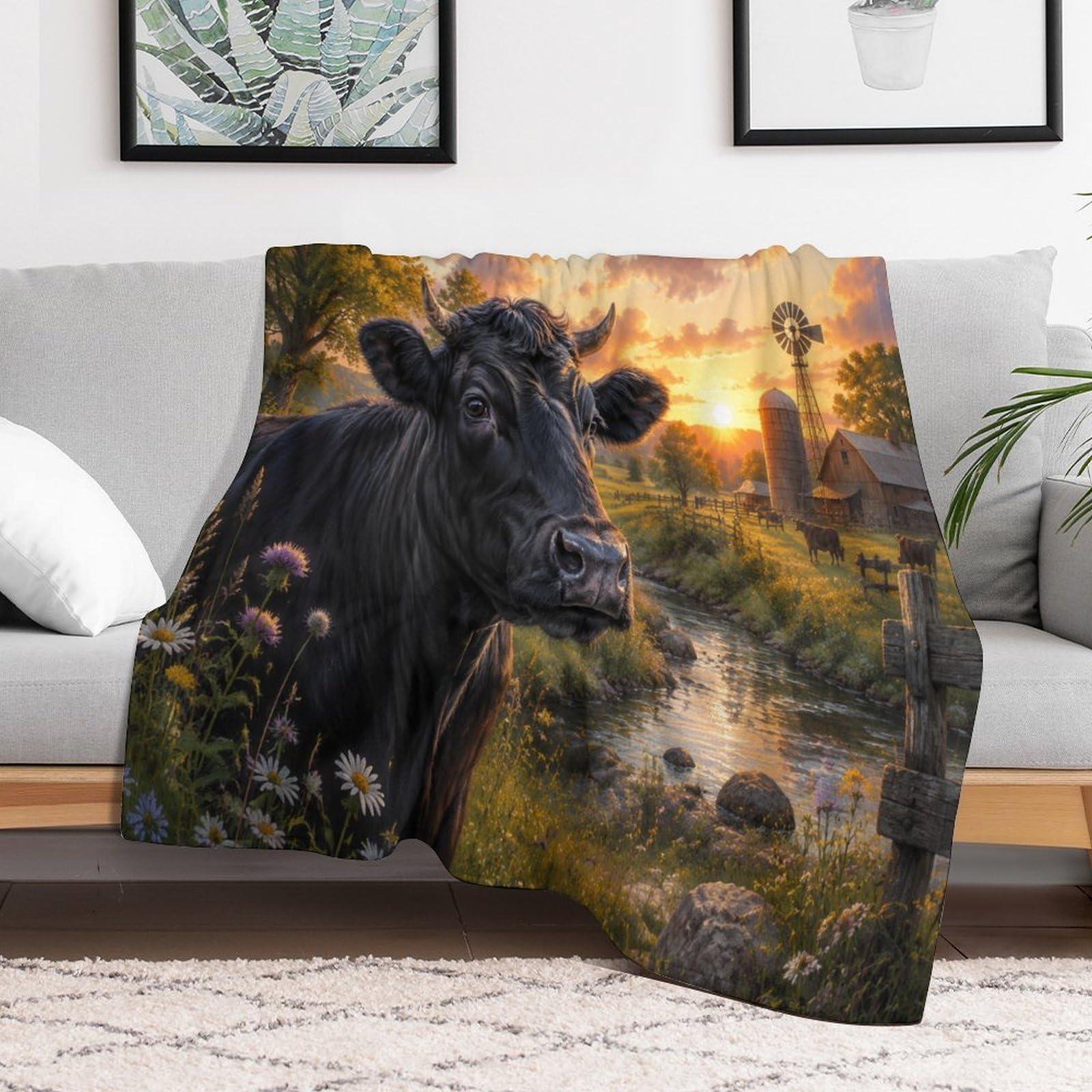 Black Cow in Dramatic Sky Kuscheldecke für Zuhause