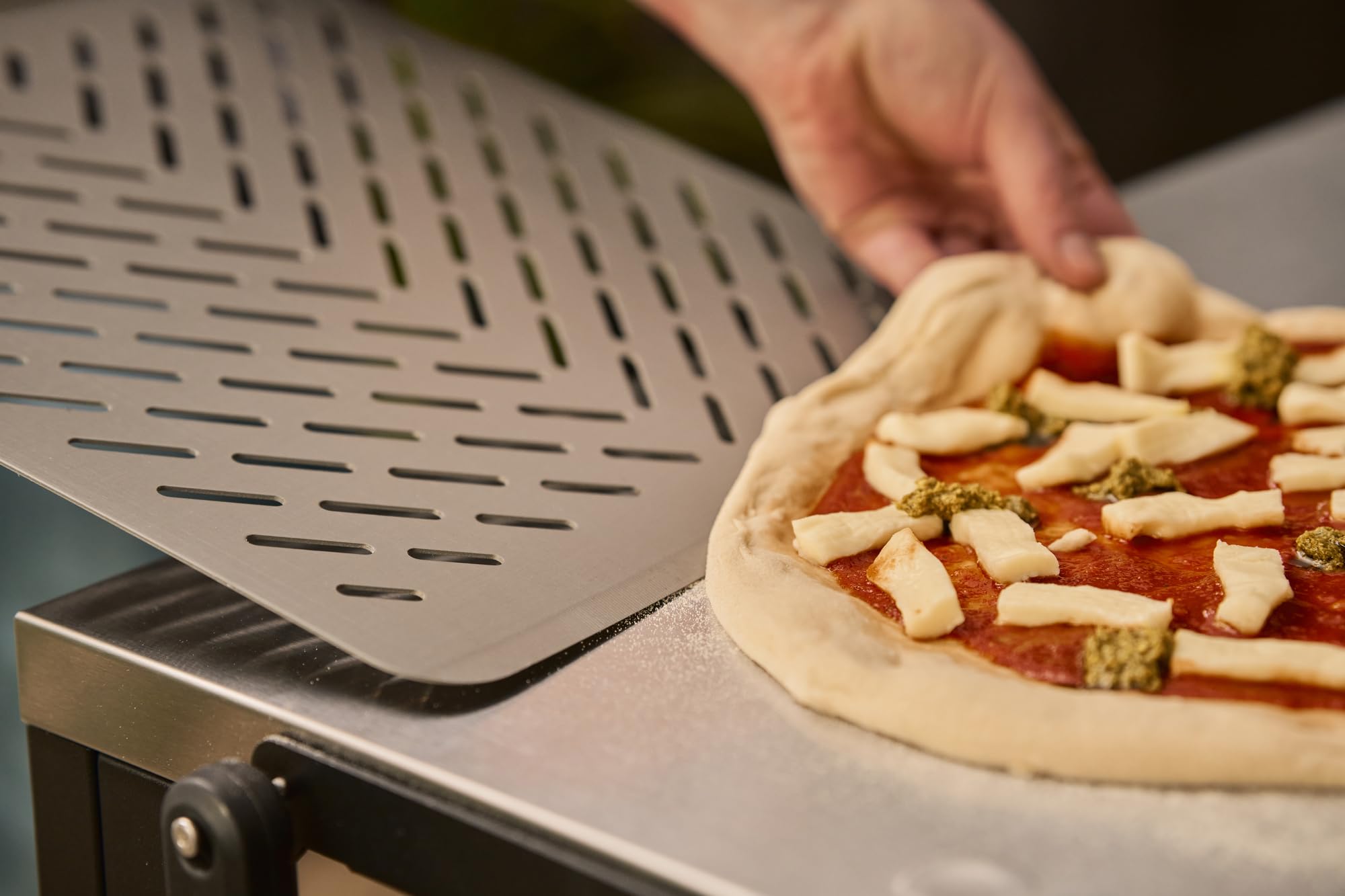 ooni Perforierter Pizzaschieber aus eloxiertem Aluminium, 30,5 cm, mit langem Griff aus Walnussholz, Pizzaschaufel, Pizzaofen-Zubehör, Pizza-Werkzeuge, 30,5 cm