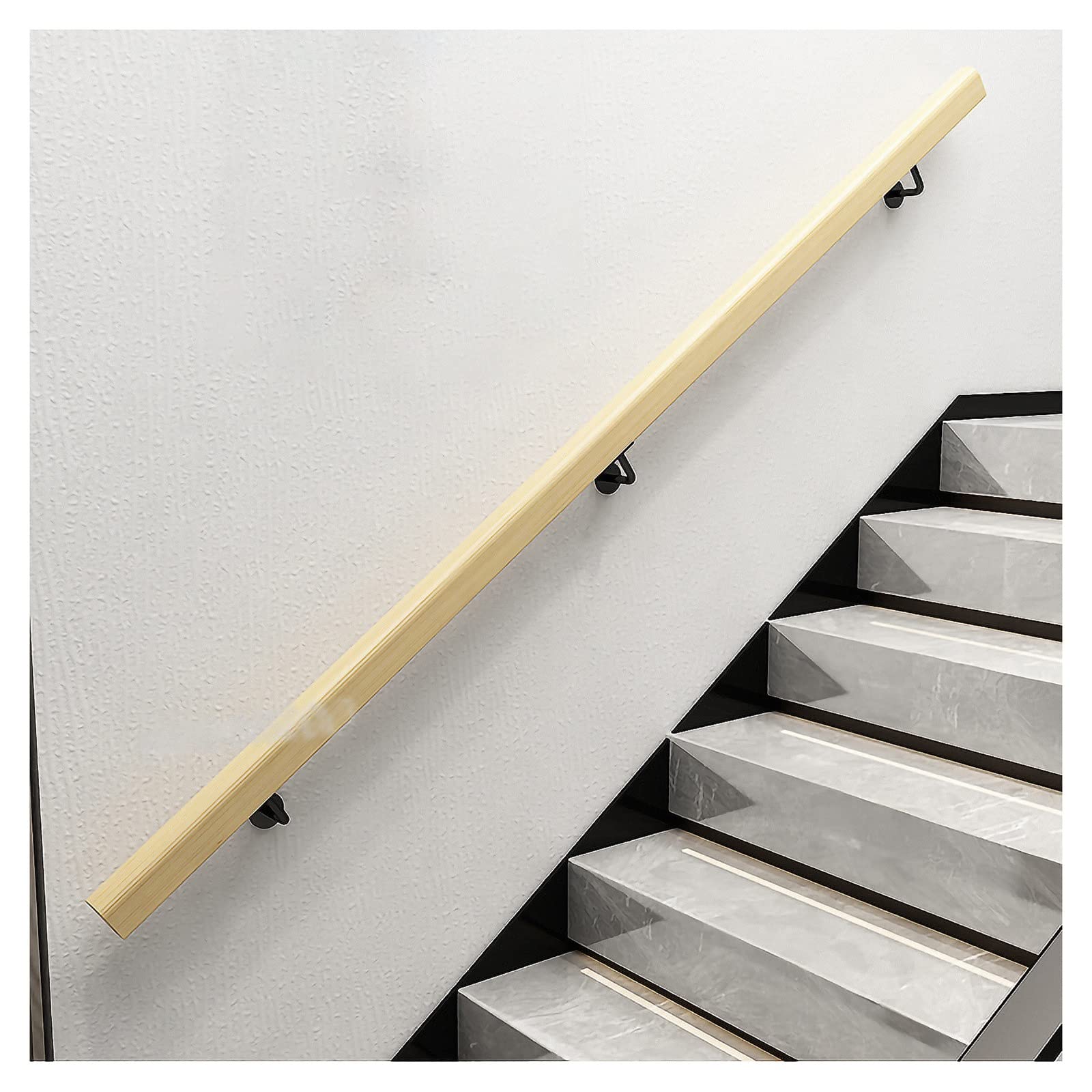 Main courante en bois dans l'escalier intérieur pour un aménagement de maison sûr