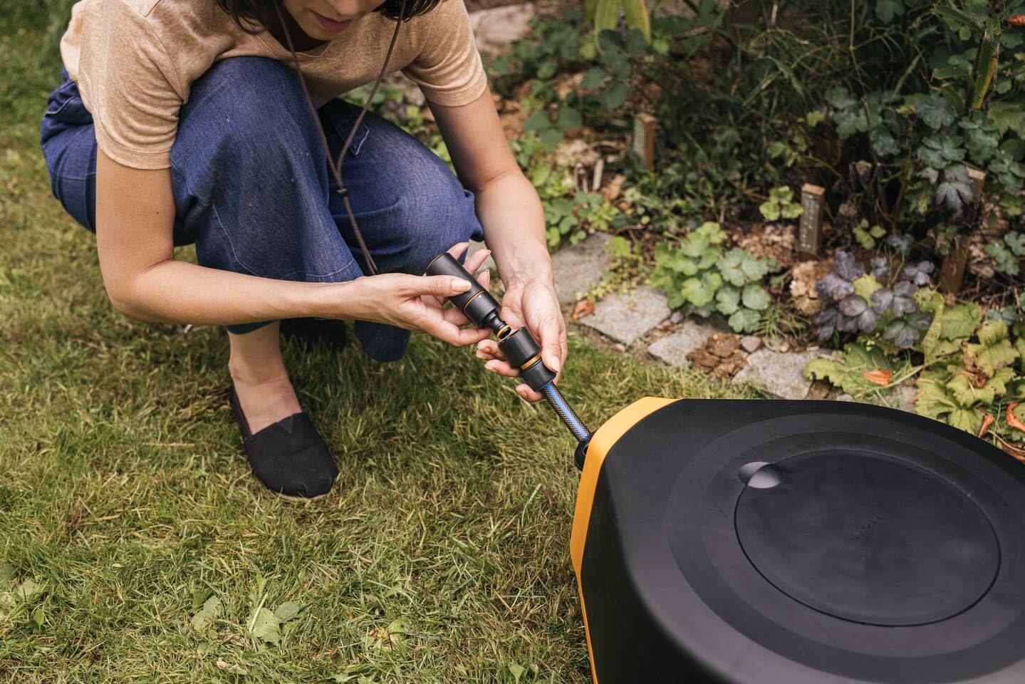 Fiskars Dévidoir XL, Set d'Arrosage Tout-en-1, Tuyau de 25 m | Tuyau à Enroulement automatique, Ø 13 mm, Raccord universel pour Robinet, noir/orange, X-series, 1067549