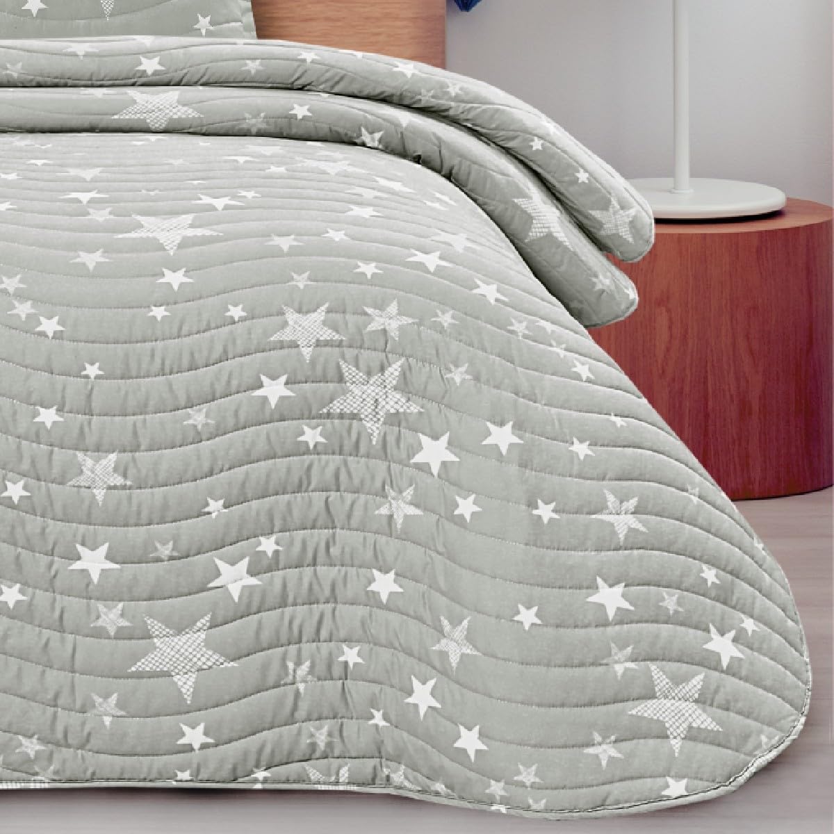 DHESTIA HOME Colcha Bouti Cosida Cama Infantil y Juvenil Modelo Estrellas Stars Gris Color Gris Talla Cama 90