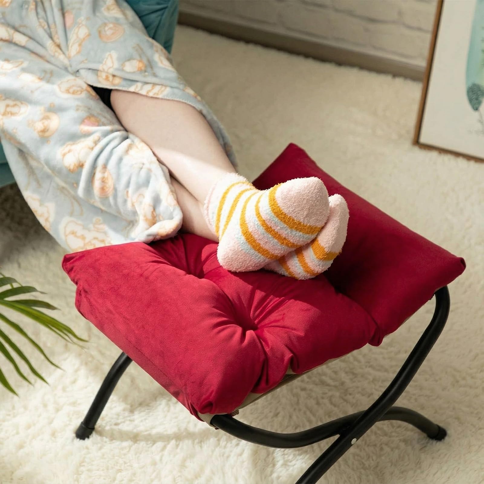 HollyHOME Poggiapiedi Pieghevole con Gambe in Metallo Piccolo Poggiapiedi Divano per Salotto Camera da Letto Balcone Giardino Velluto Ottomano Sedile Moderno, Rosso