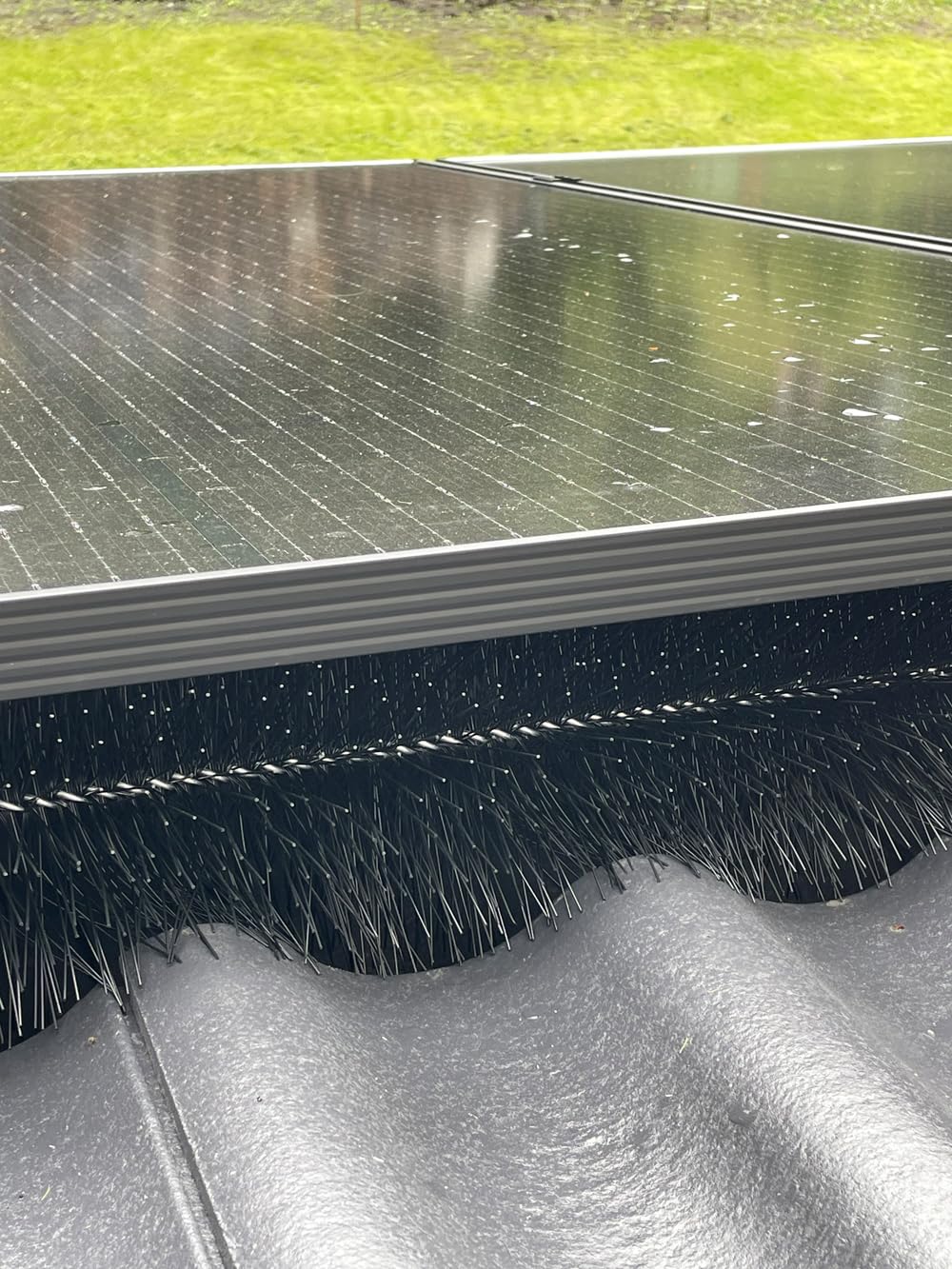 Dachrinnenbürste Ø 10 cm - Laubschutz - Marderschutz (400cm x 3) | UV-beständig | Blattschutz | Schutz vor Marder, Dachrinne | Einfache Installation | Schutz von Solarmodulen