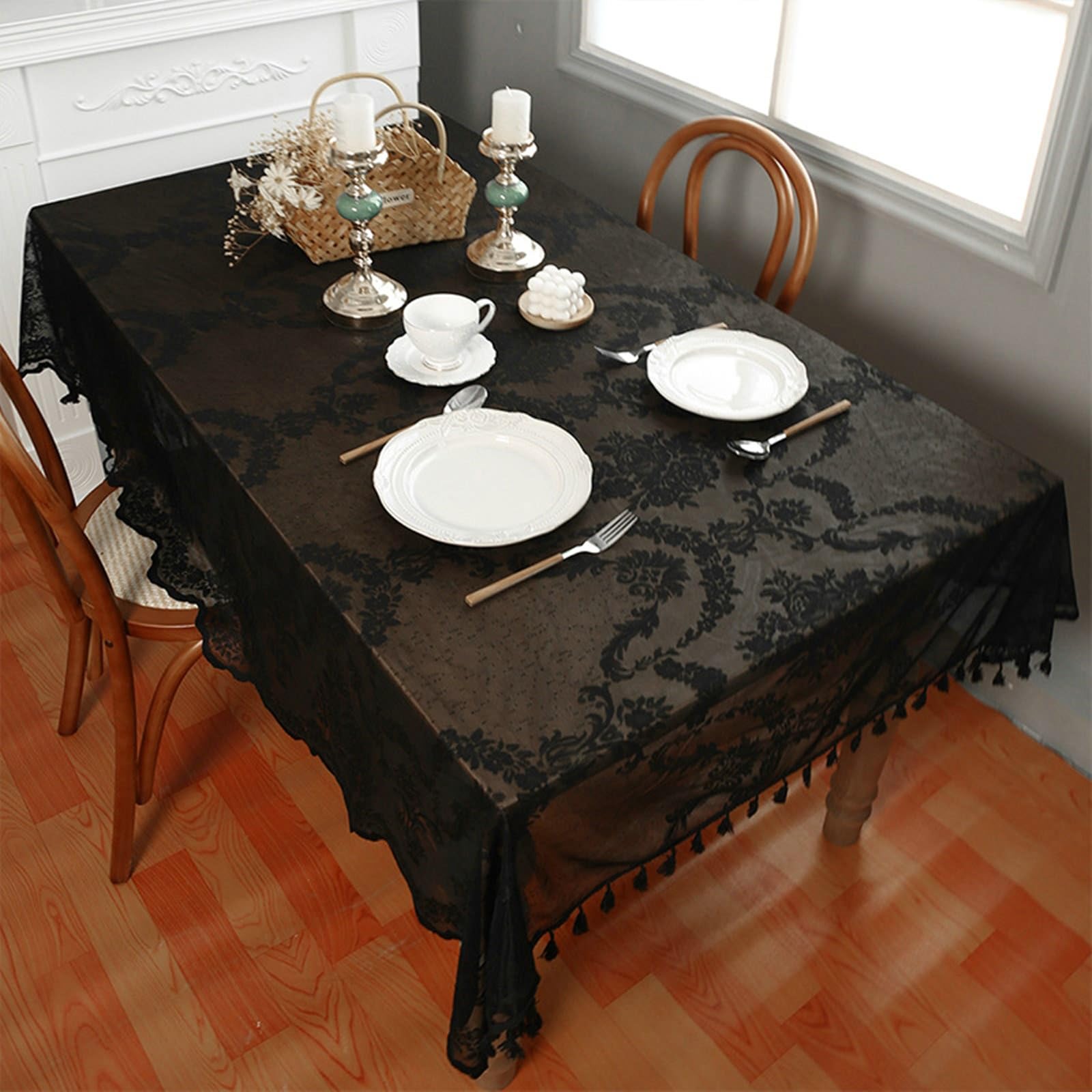 Nappe rectangulaire noire motif dentelle et fleurs table basse