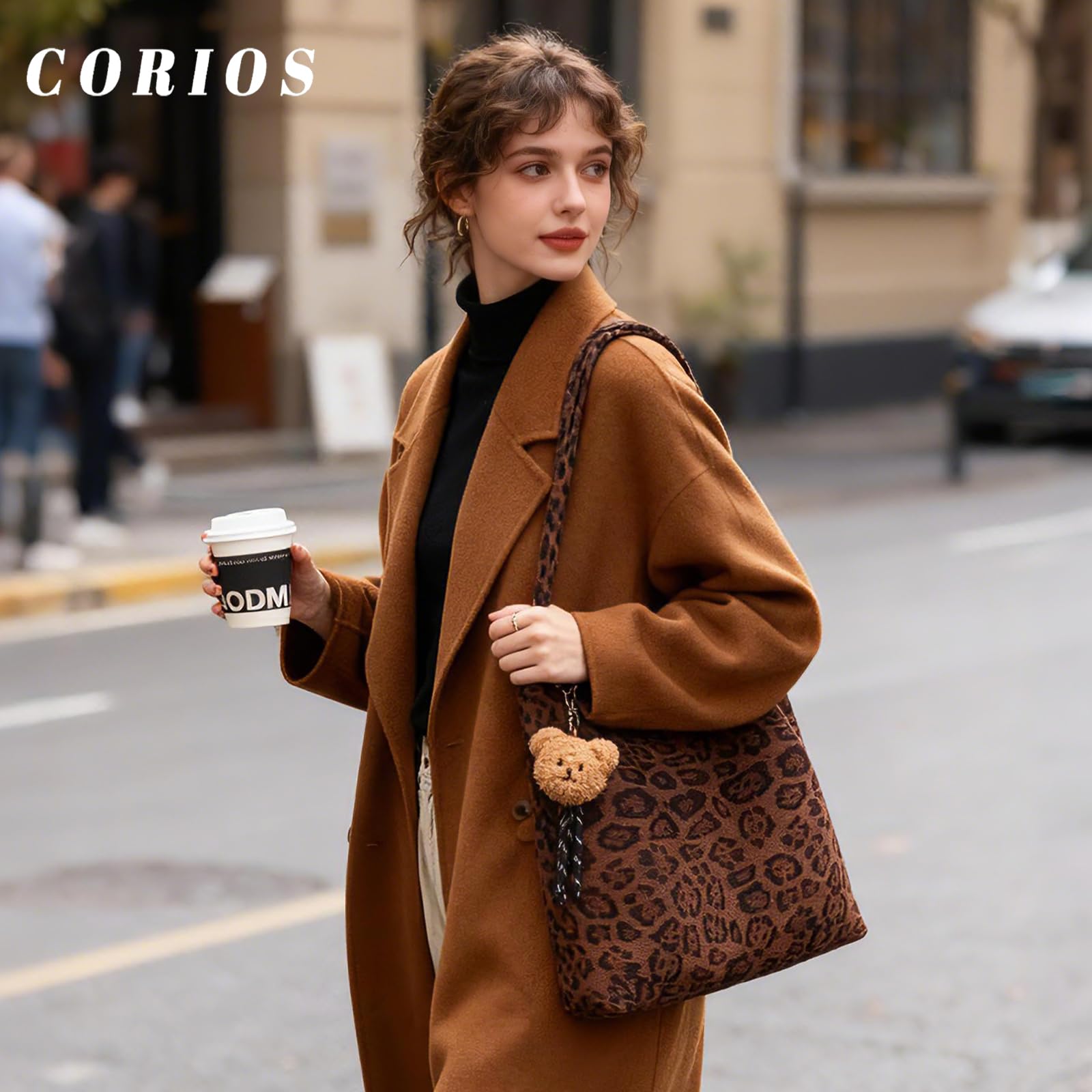 CORIOS Bolso de Hombro con Moda Estampado de Leopardo para Mujer Bolso de Mano con Adorable Colgante de Oso Gran Bolsa Shopper Tote de Ante para Trabajo Viajes Compras Estampado de Leopardo Café
