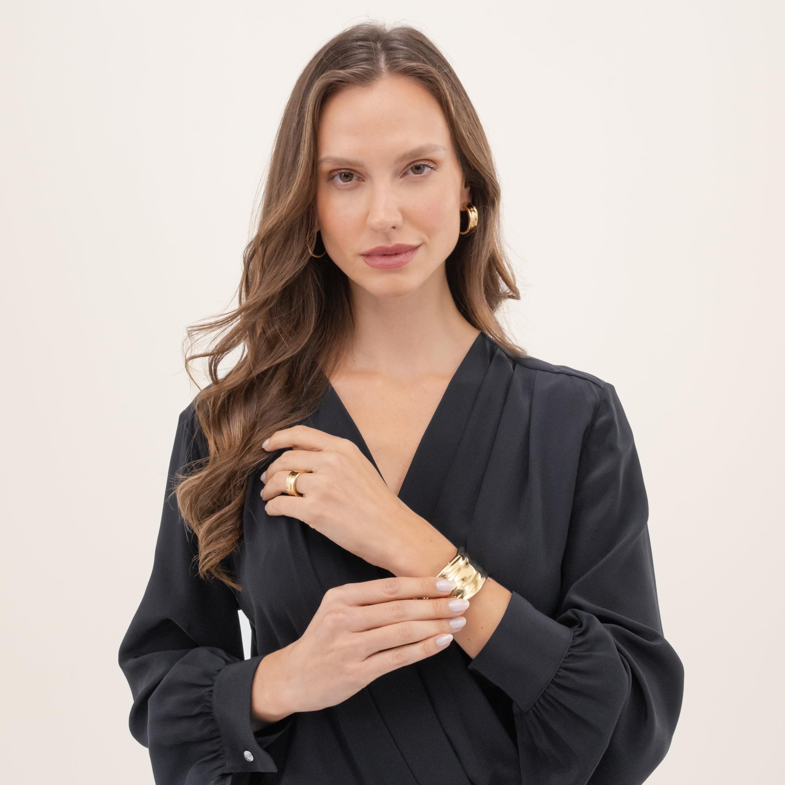 BOSS Jewelry Brazalete Rígido o Pendientes de Aro para Mujer Colección RIPPLE en Oro Amarillo con Líneas Onduladas