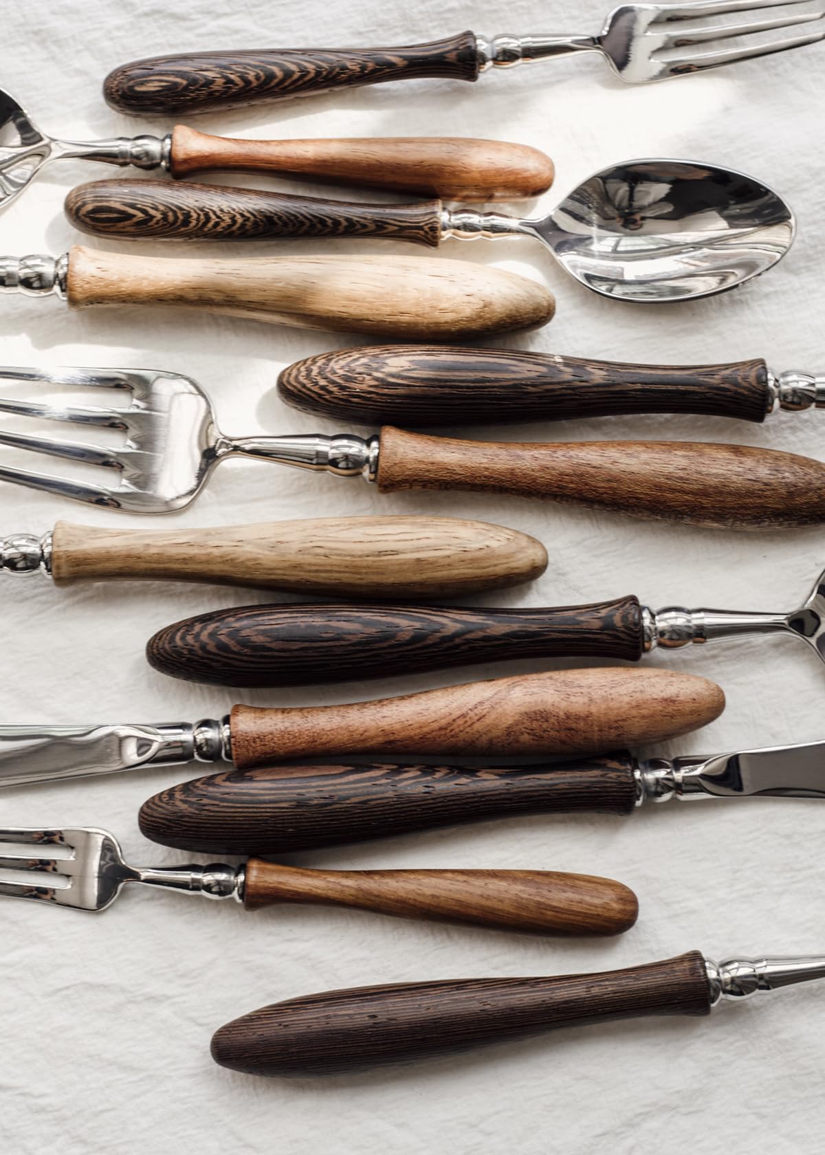 Ce Service de Couverts 40 pièces pour 8 Personnes, avec Manche en Bois de qualité supérieure et 18 Couverts en Acier Inoxydable, Comprend Fourchette, Couteau et cuillère. Coffret Cadeau idéa