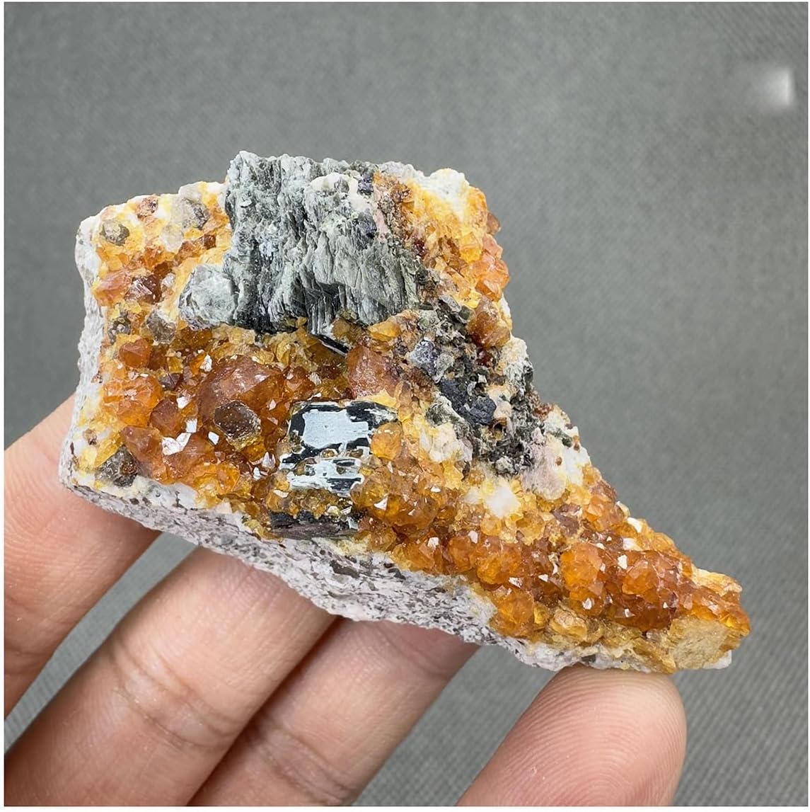 Crystal Stone Natural Spessartine Mineral Specimen Quartz Crystals(58g 39 * 22 * 67mm)