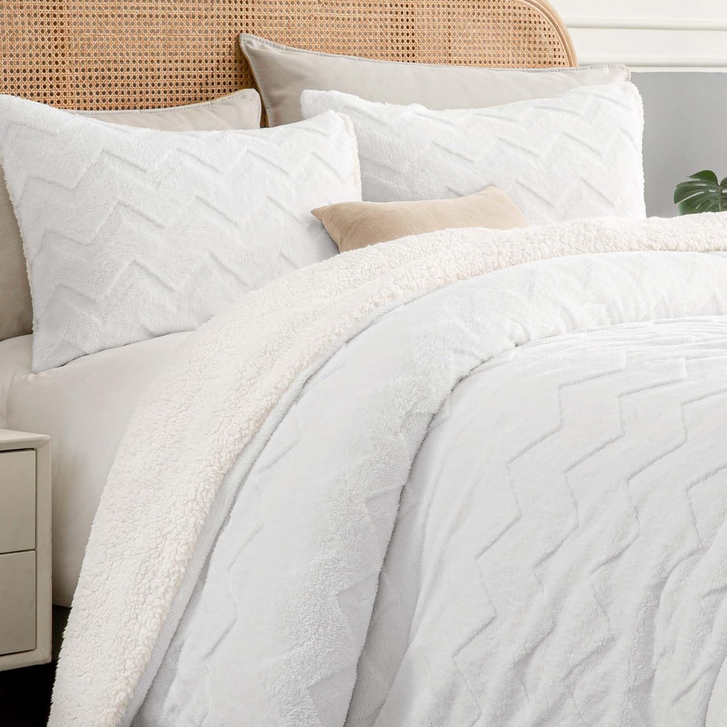 BEDELITE Fluffy King Size Comforter Set - Super Soft Sherpa White Comforter for King Size Bed, Luxury Warm Bedding Set for Winter, Fuzzy Bed Set 3 Pieces (1 Comforter, 2 Pillowcases) White King