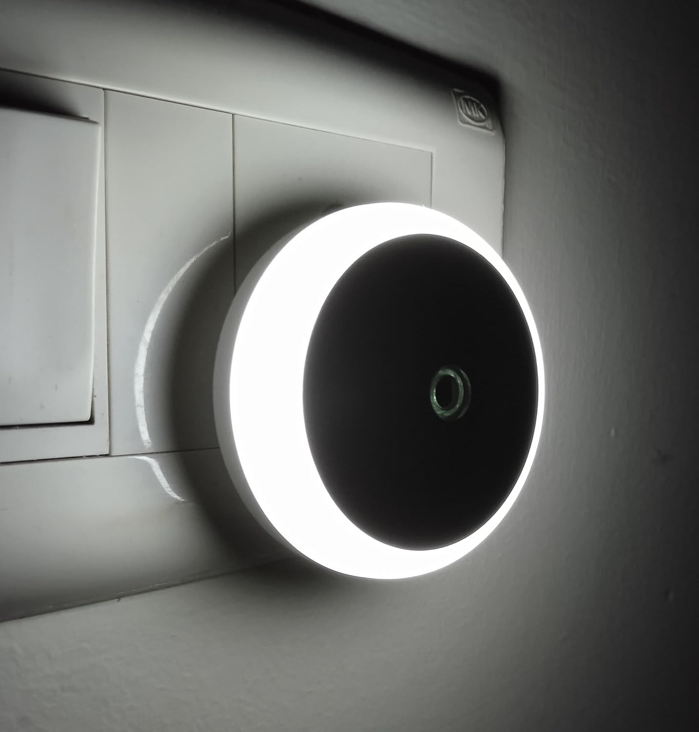 TARAMPRO 0.5 W LED Night Lamp Automatic Light Sensor Smart LED Night Light for Kids Elderly Bedroom Plug Type (White)