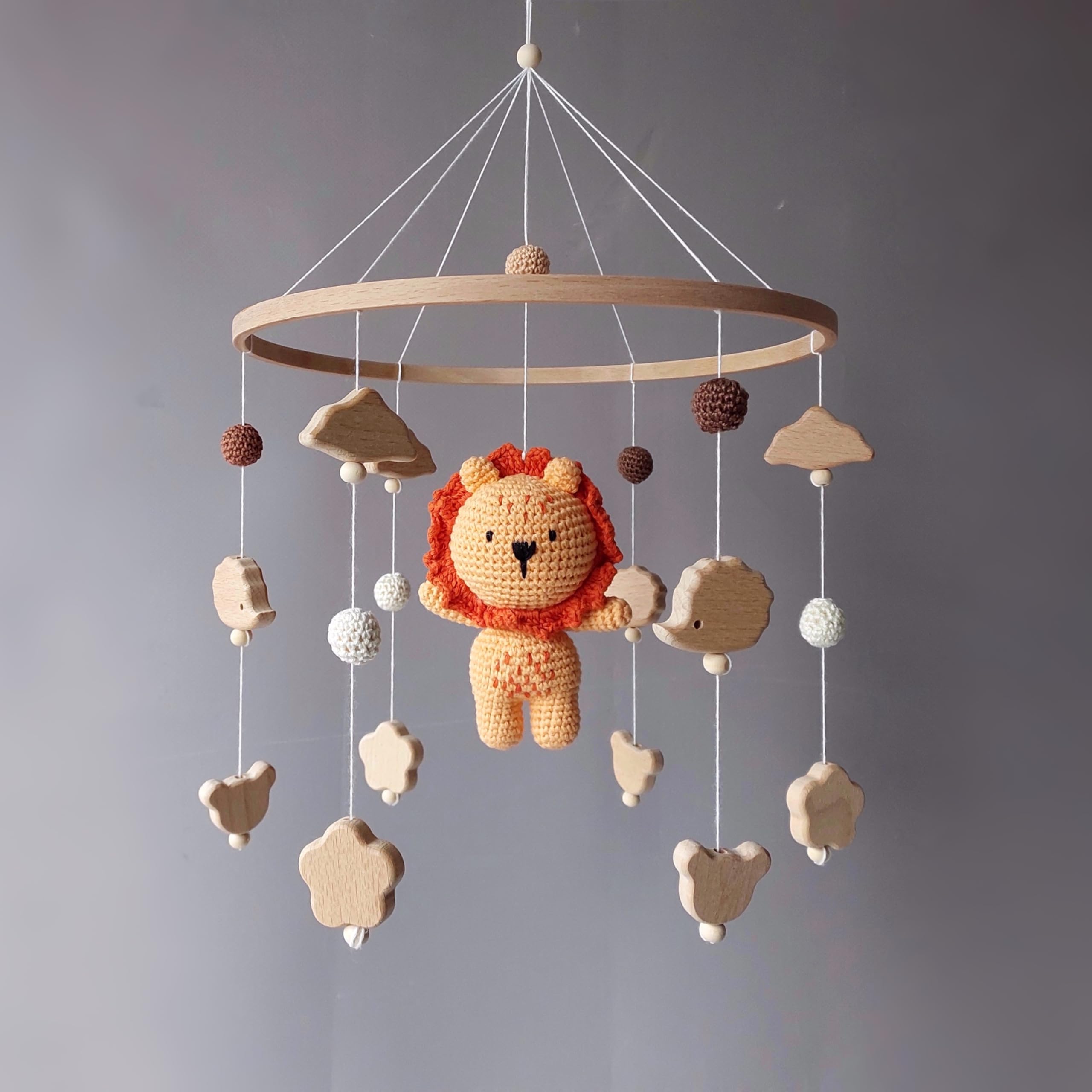 Baby Mobile mit gehäkeltem Löwen – Handgemachtes Kinderbett Mobile aus Holzperlen und Baumwolle – Safari Deko fürs Babyzimmer – Neugeborenen Geschenk