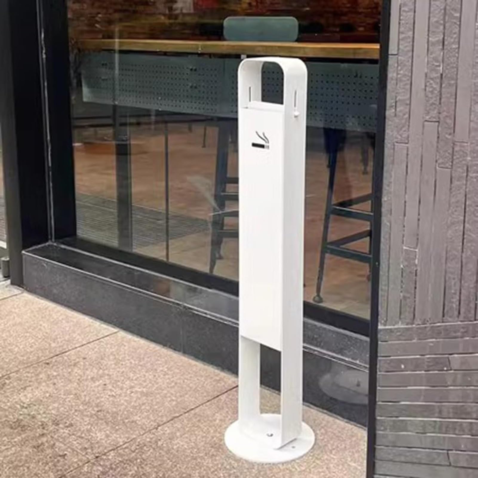 Stojąca popielniczka na zewnątrz na podwórko ze stali nierdzewnej na pojemnik na odpady stacja kontroli palaczy biura i centrum handlowe