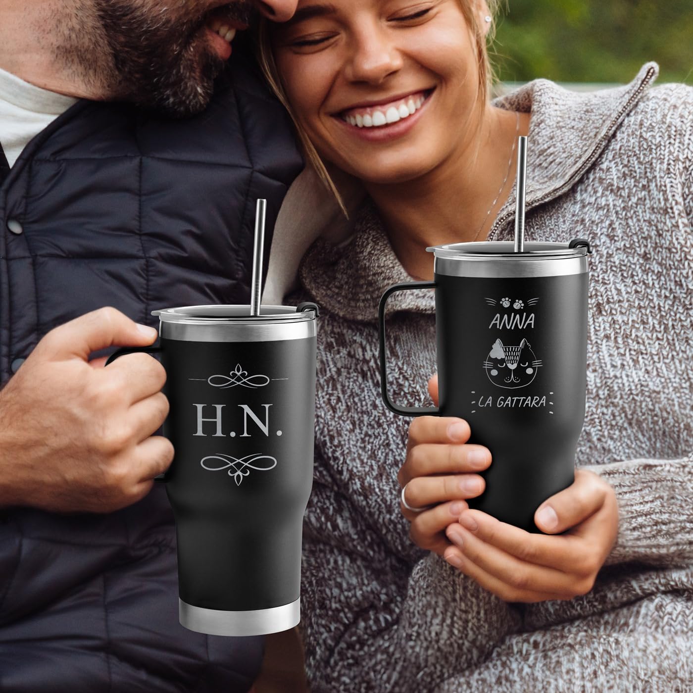 Maverton Tazza termica con manico e cannuccia 600 ml - Borraccia termica con cannuccia - Tazza personalizzata acciaio inox - Bicchiere termico con incisione nero - Idee regalo donna compleanno